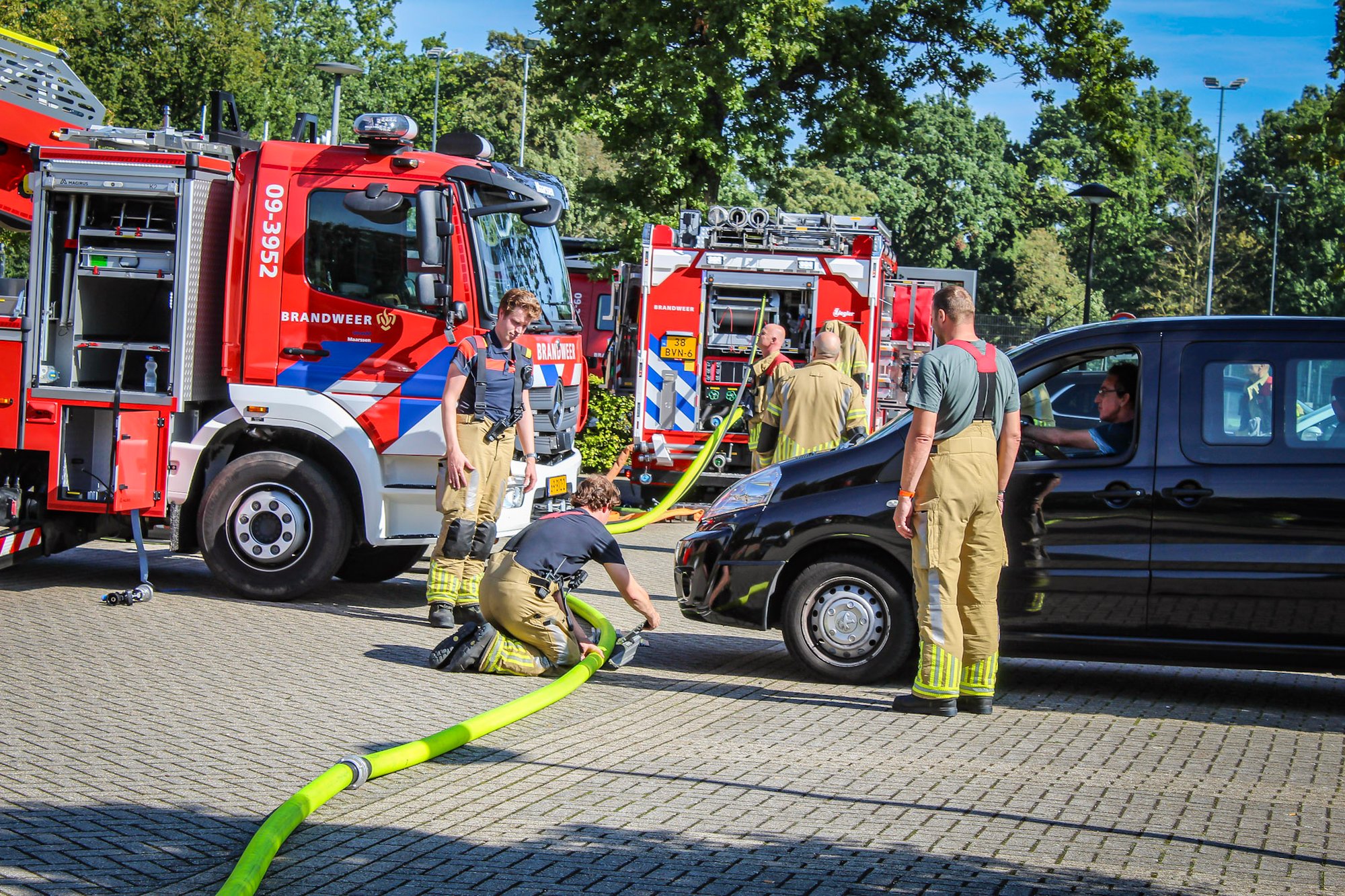 Middelbrand op dak Utrechtse sporthal snel onder controle: pand ontruimd