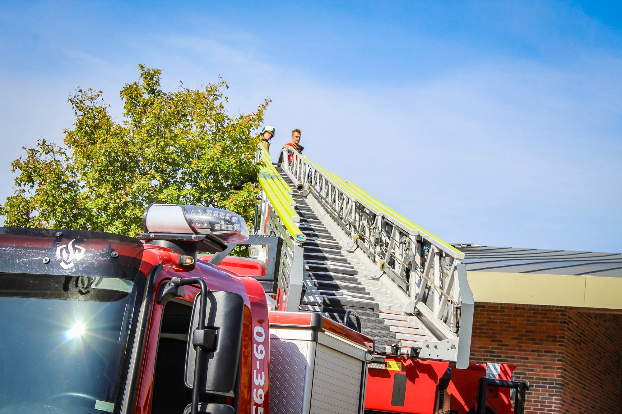 Middelbrand op dak Utrechtse sporthal snel onder controle: pand ontruimd