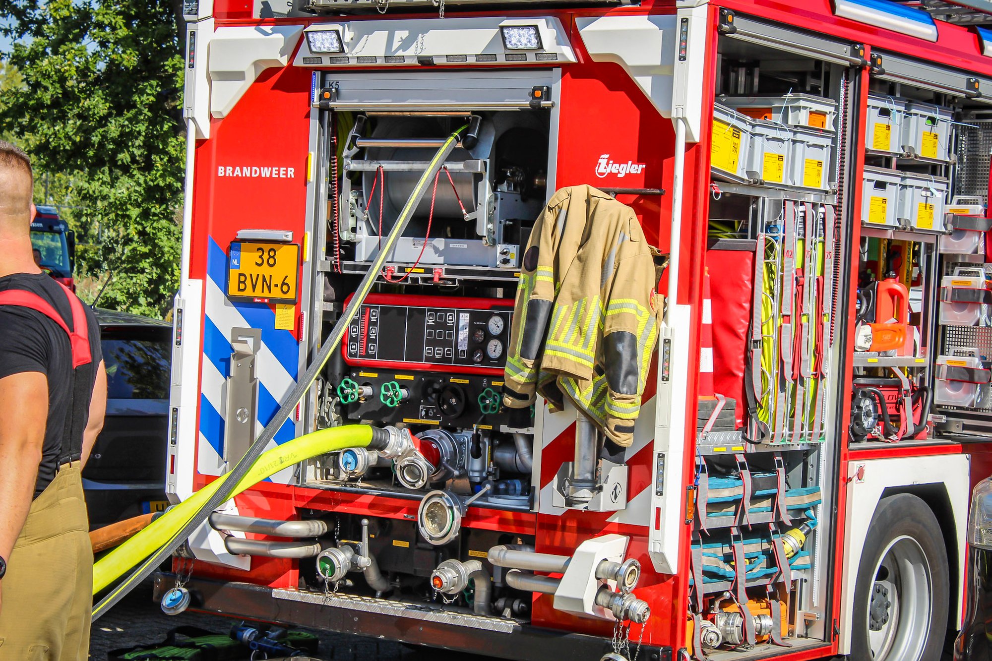 Middelbrand op dak Utrechtse sporthal snel onder controle: pand ontruimd