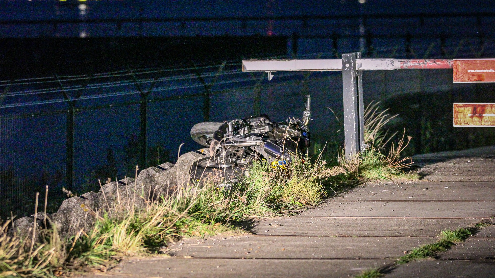 Motorrijder met spoed naar AMC na eenzijdig ongeval in Lelystad