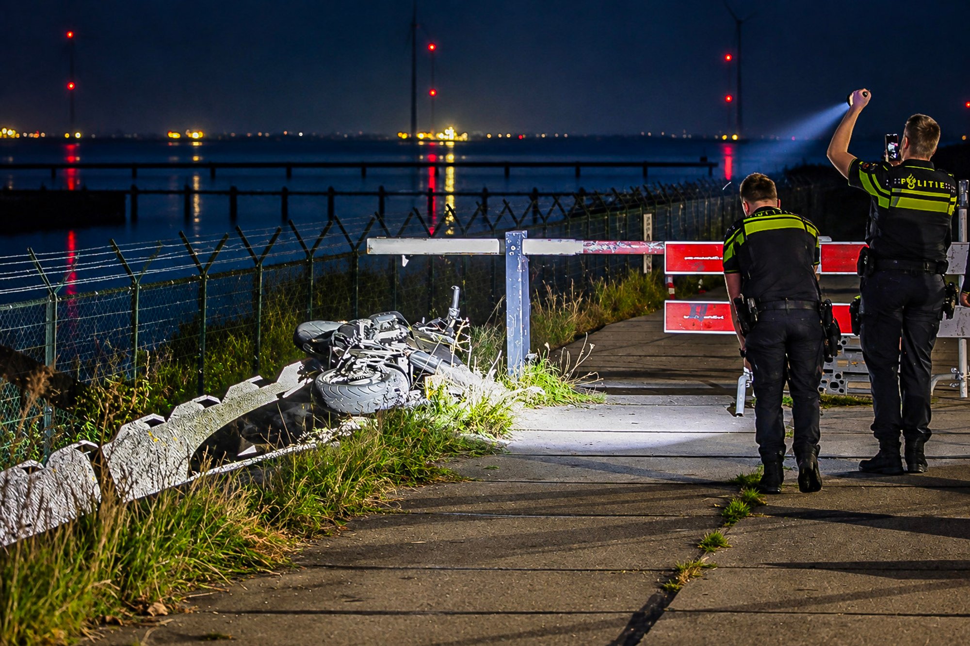 Motorrijder met spoed naar AMC na eenzijdig ongeval in Lelystad