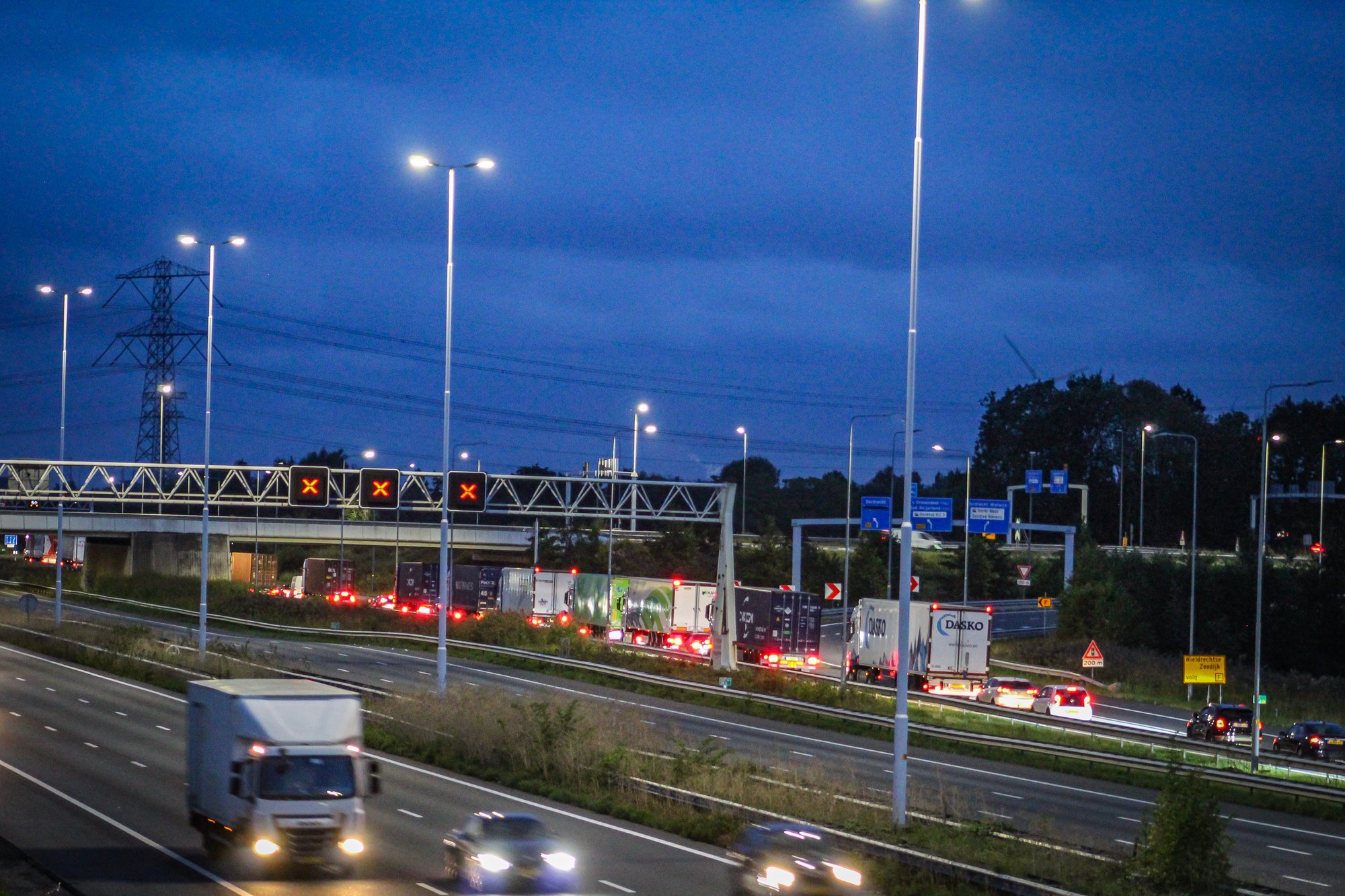 Persoon aangereden na uitstappen bij pech op A16, slachtoffer gereanimeerd