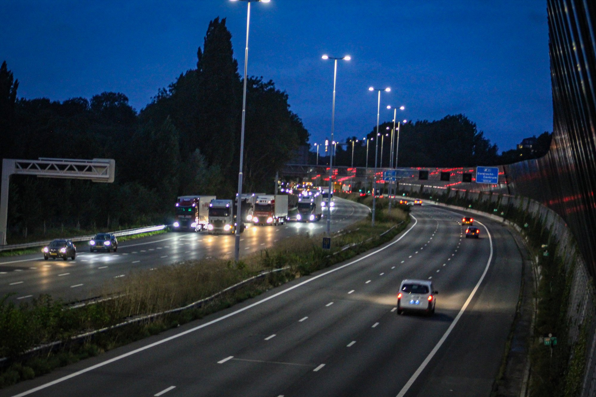 Persoon aangereden na uitstappen bij pech op A16, slachtoffer gereanimeerd