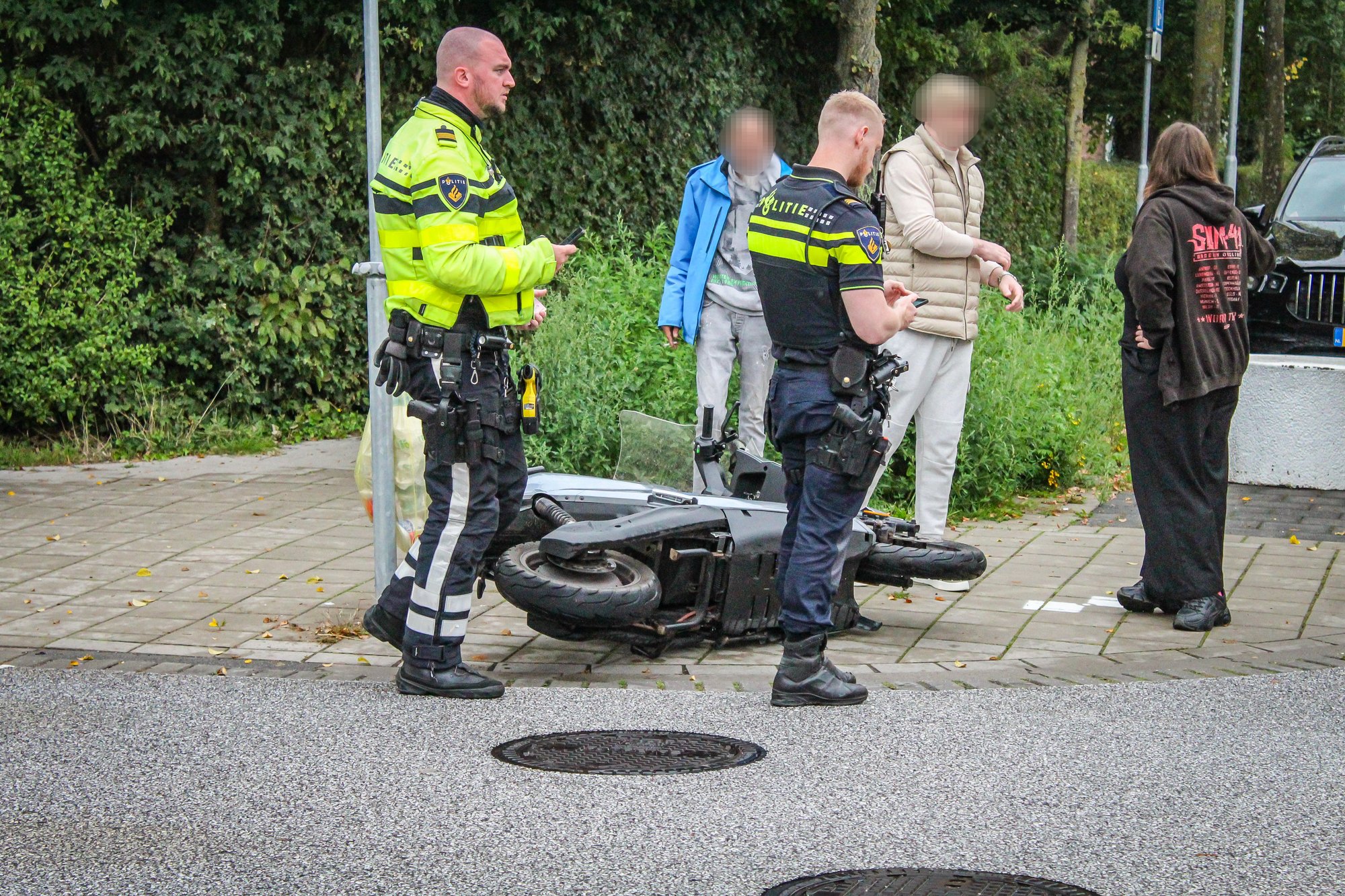 Scooter aangereden door auto op Patersweg in Dordrecht