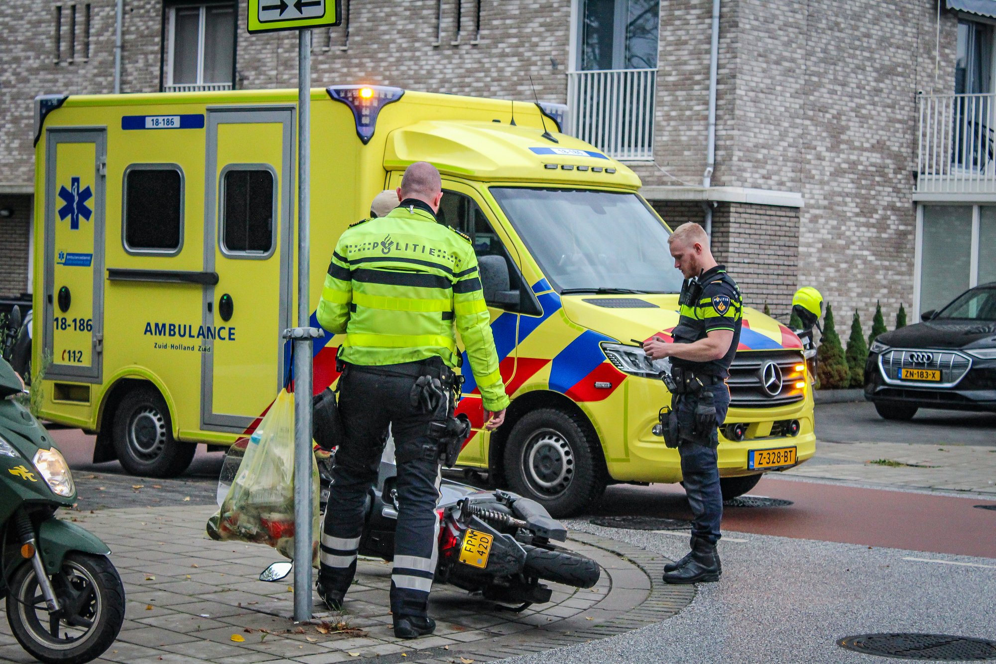 Scooter aangereden door auto op Patersweg in Dordrecht