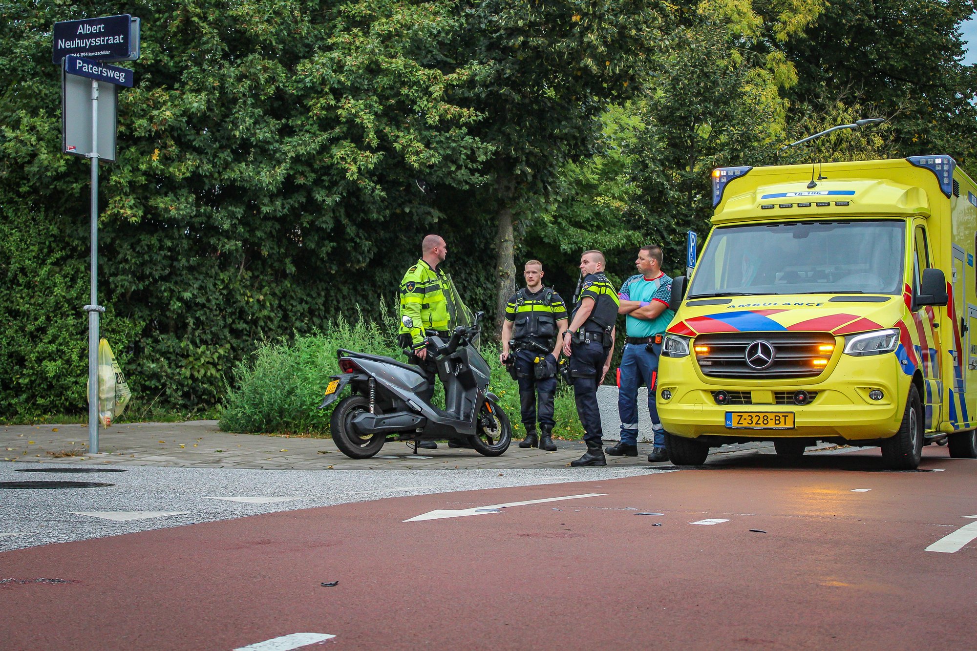 Scooter aangereden door auto op Patersweg in Dordrecht