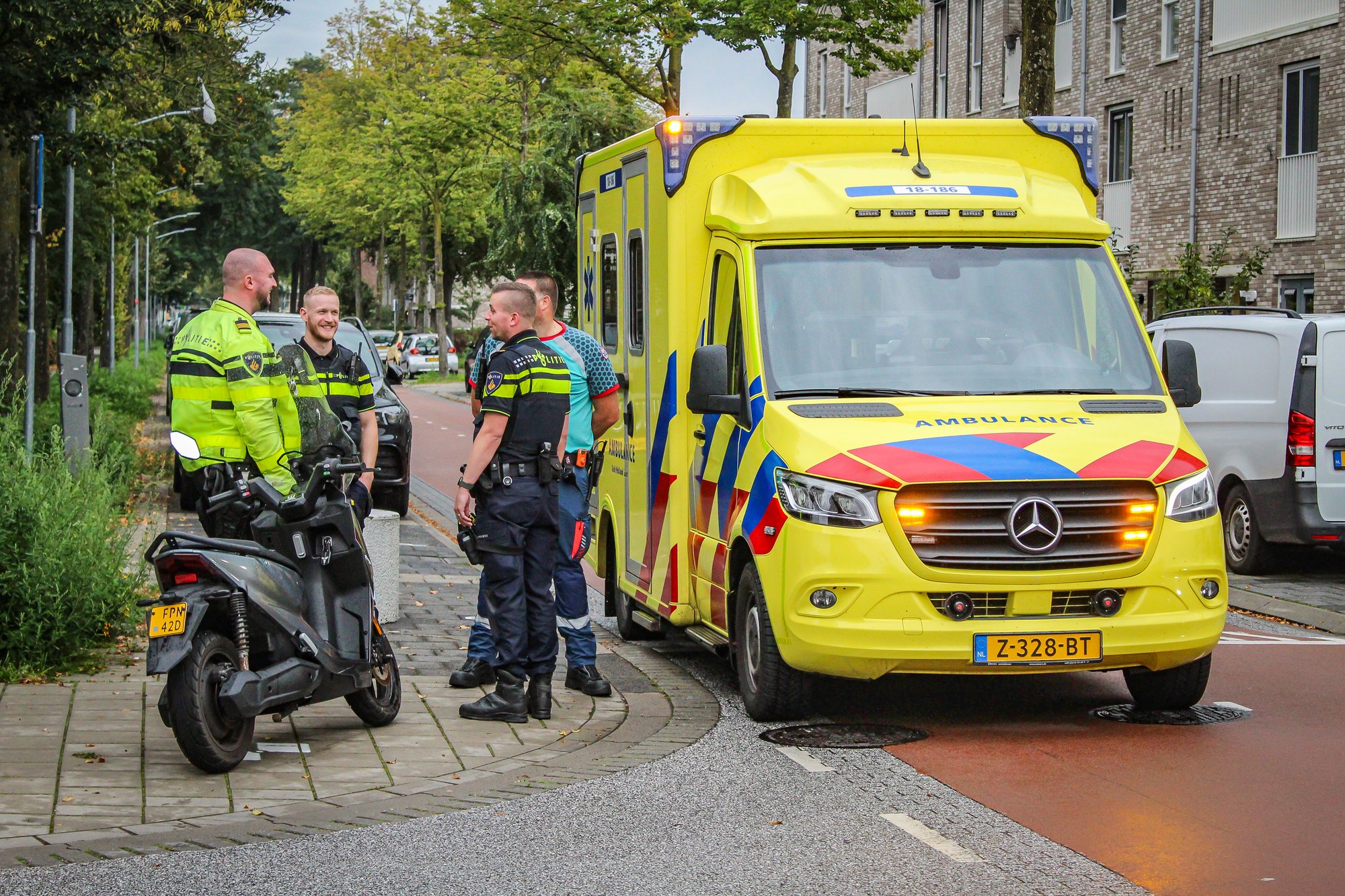 Scooter aangereden door auto op Patersweg in Dordrecht