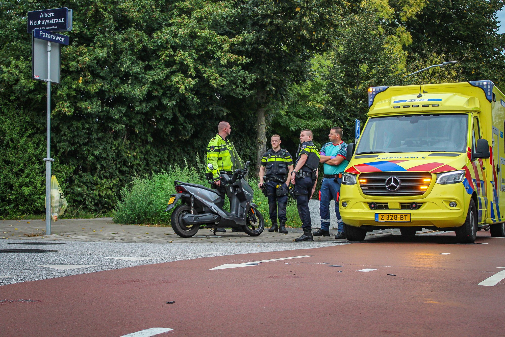 Scooterbestuurder lichtgewond bij aanrijding met auto op Patersweg in Dordrecht