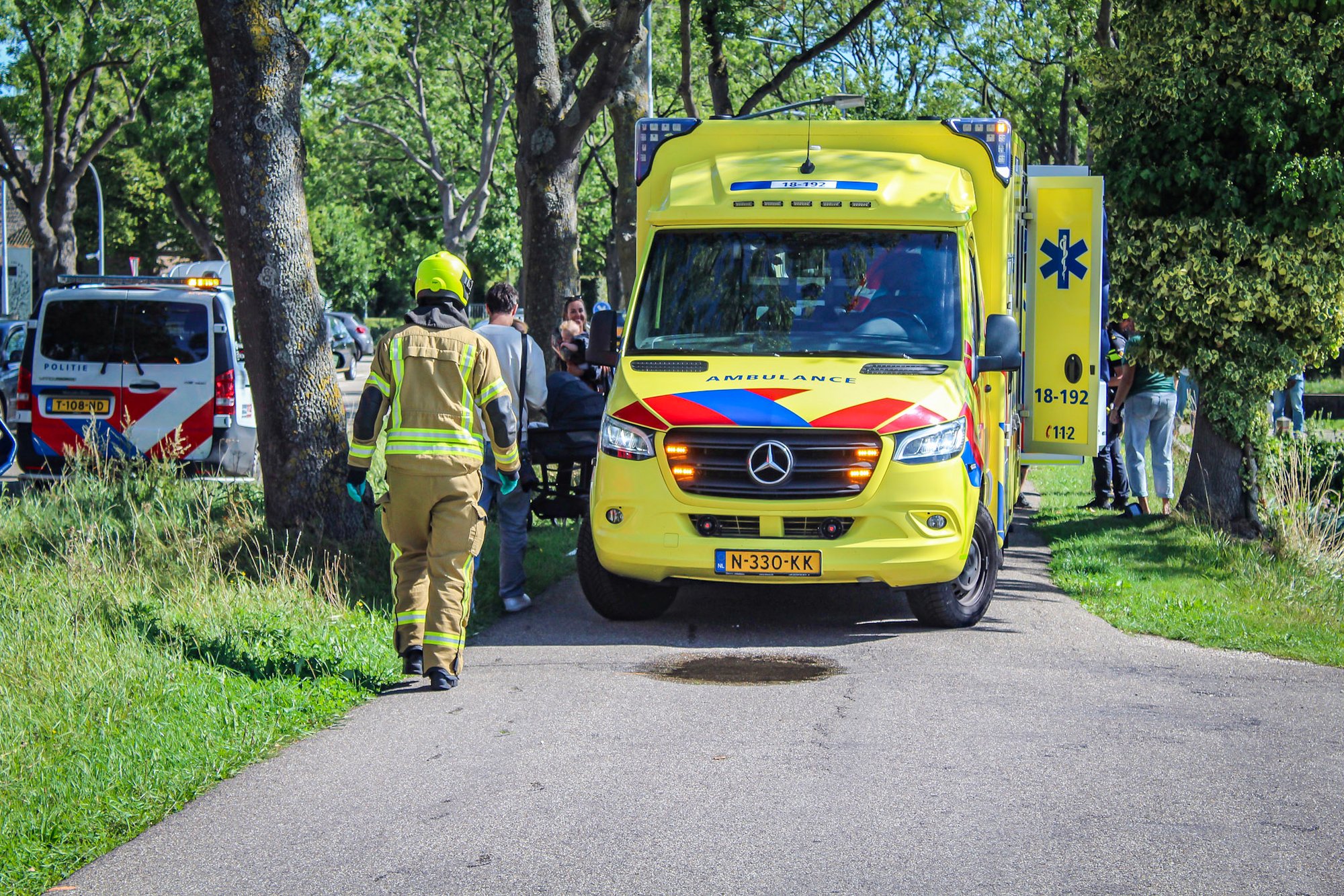 Scootmobiel te water aan Haaswijkweg Oost in Dordrecht