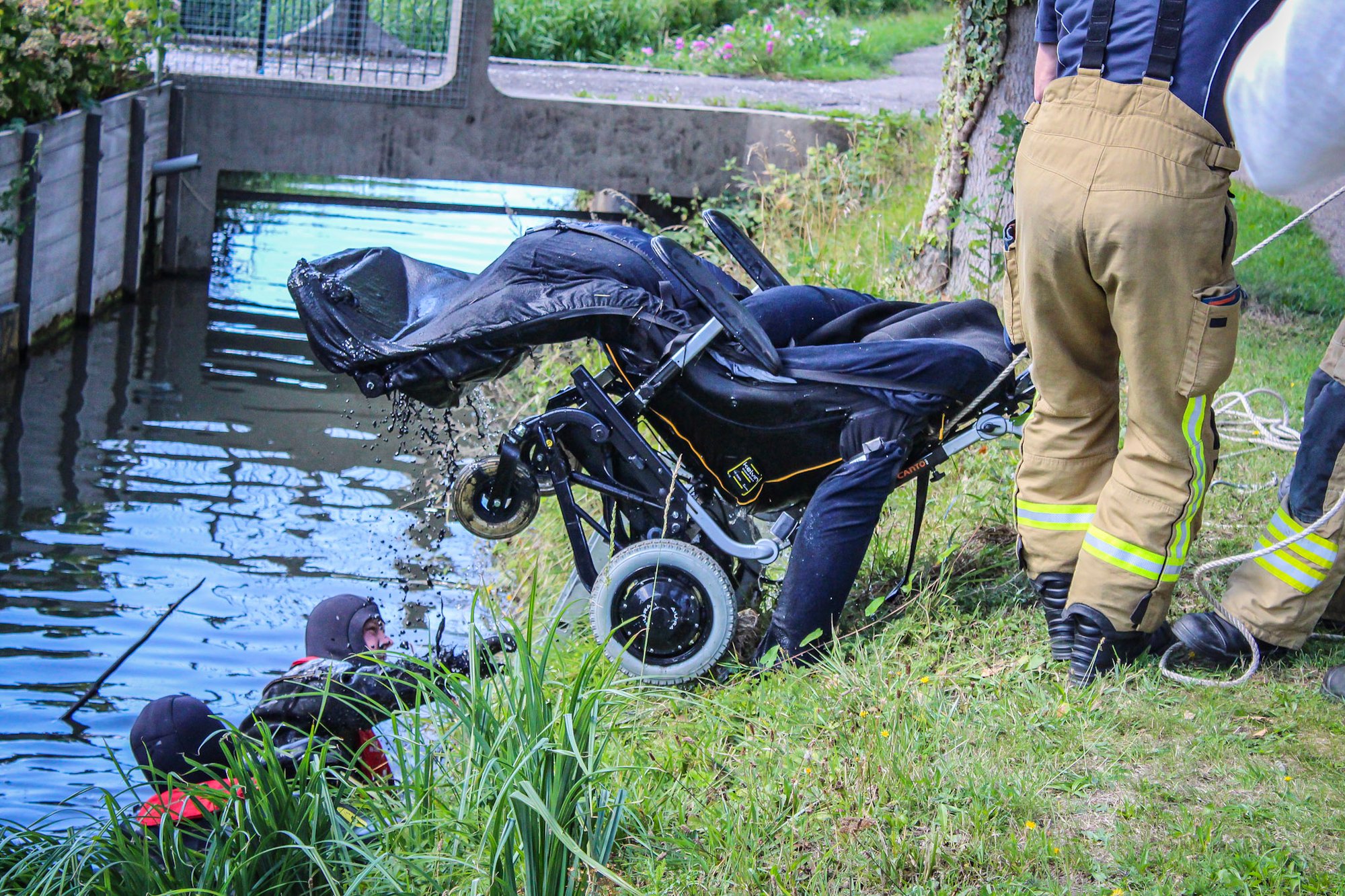 Scootmobiel te water aan Haaswijkweg Oost in Dordrecht