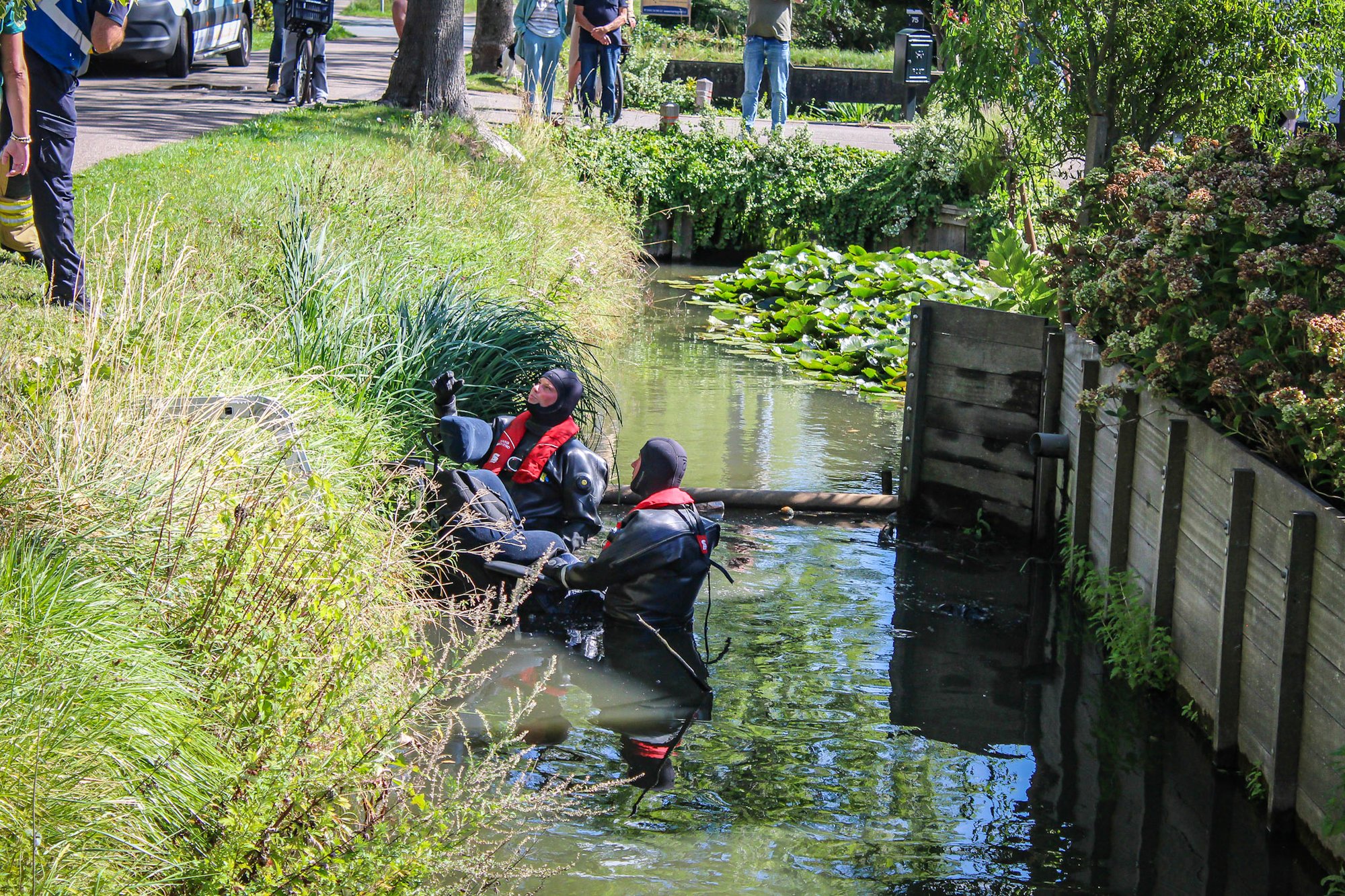 Scootmobiel te water aan Haaswijkweg Oost in Dordrecht