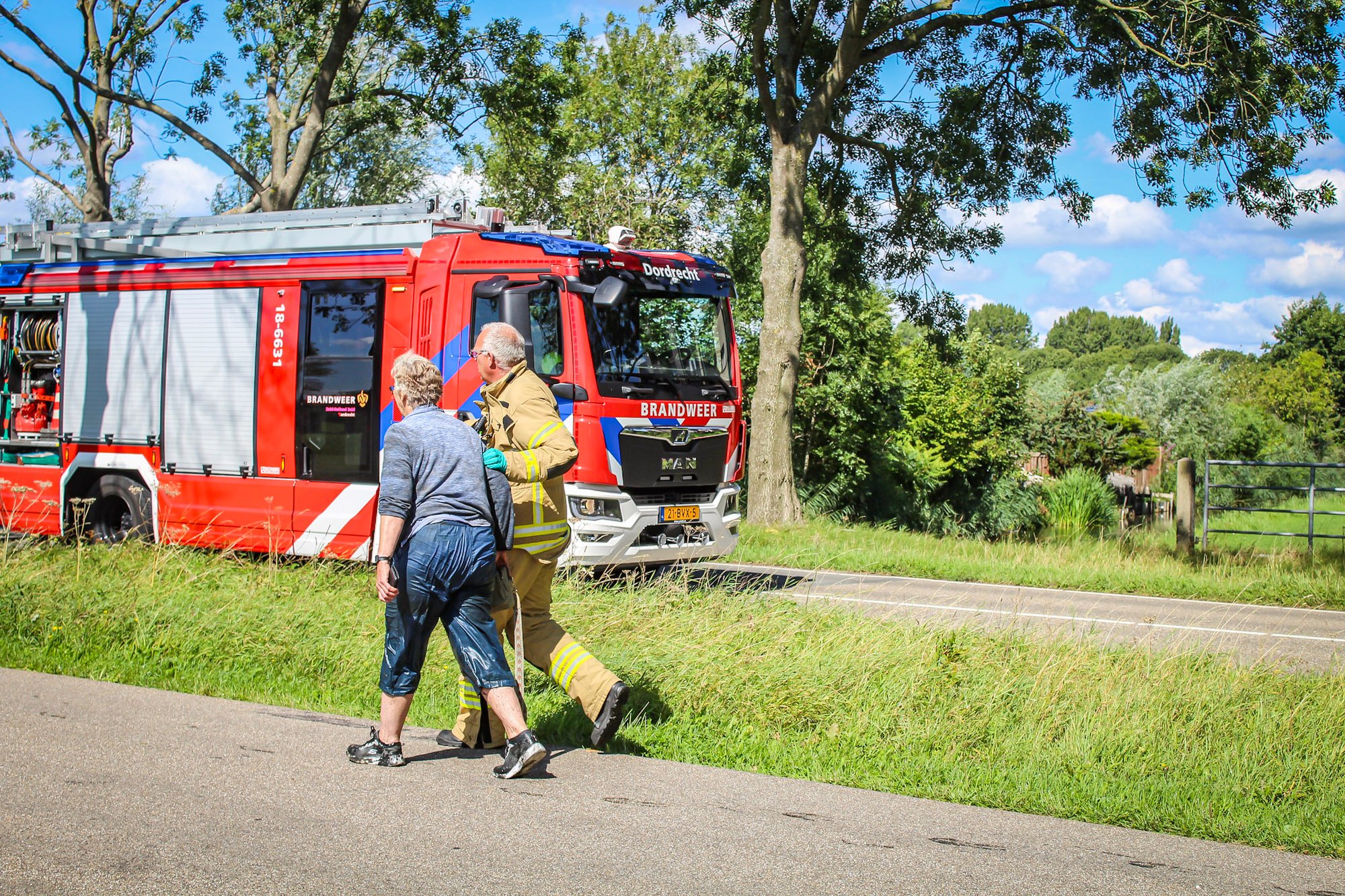 Scootmobiel te water aan Haaswijkweg Oost in Dordrecht