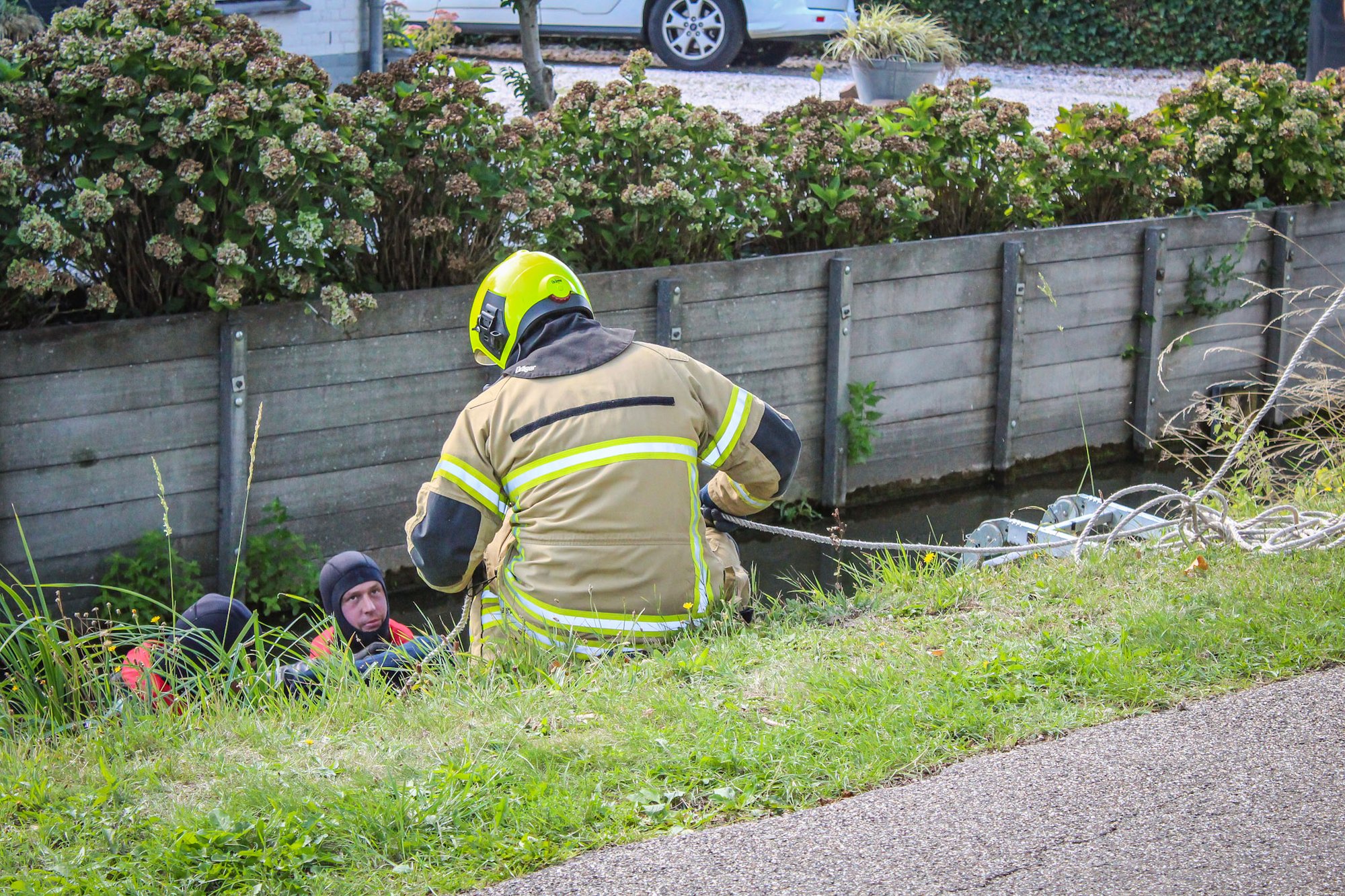 Scootmobiel te water aan Haaswijkweg Oost in Dordrecht