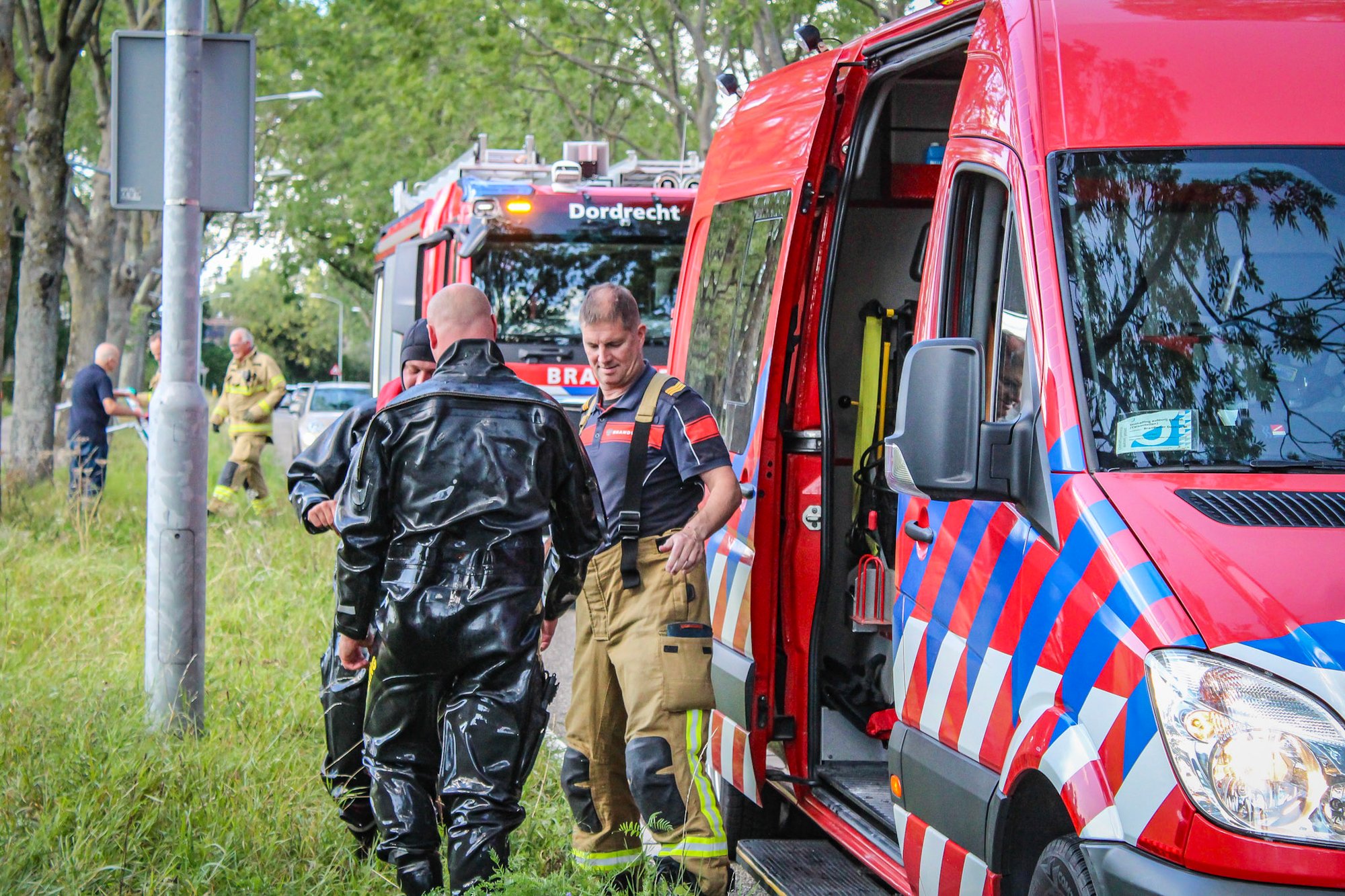 Scootmobiel te water aan Haaswijkweg Oost in Dordrecht