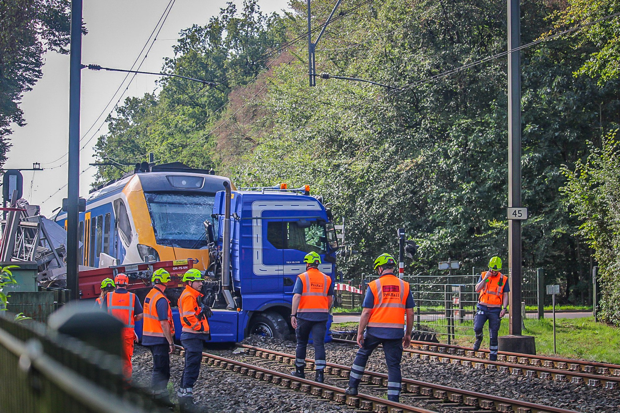 Trein botst op vrachtwagen bij Ermelo, treinverkeer rest van de dag stil