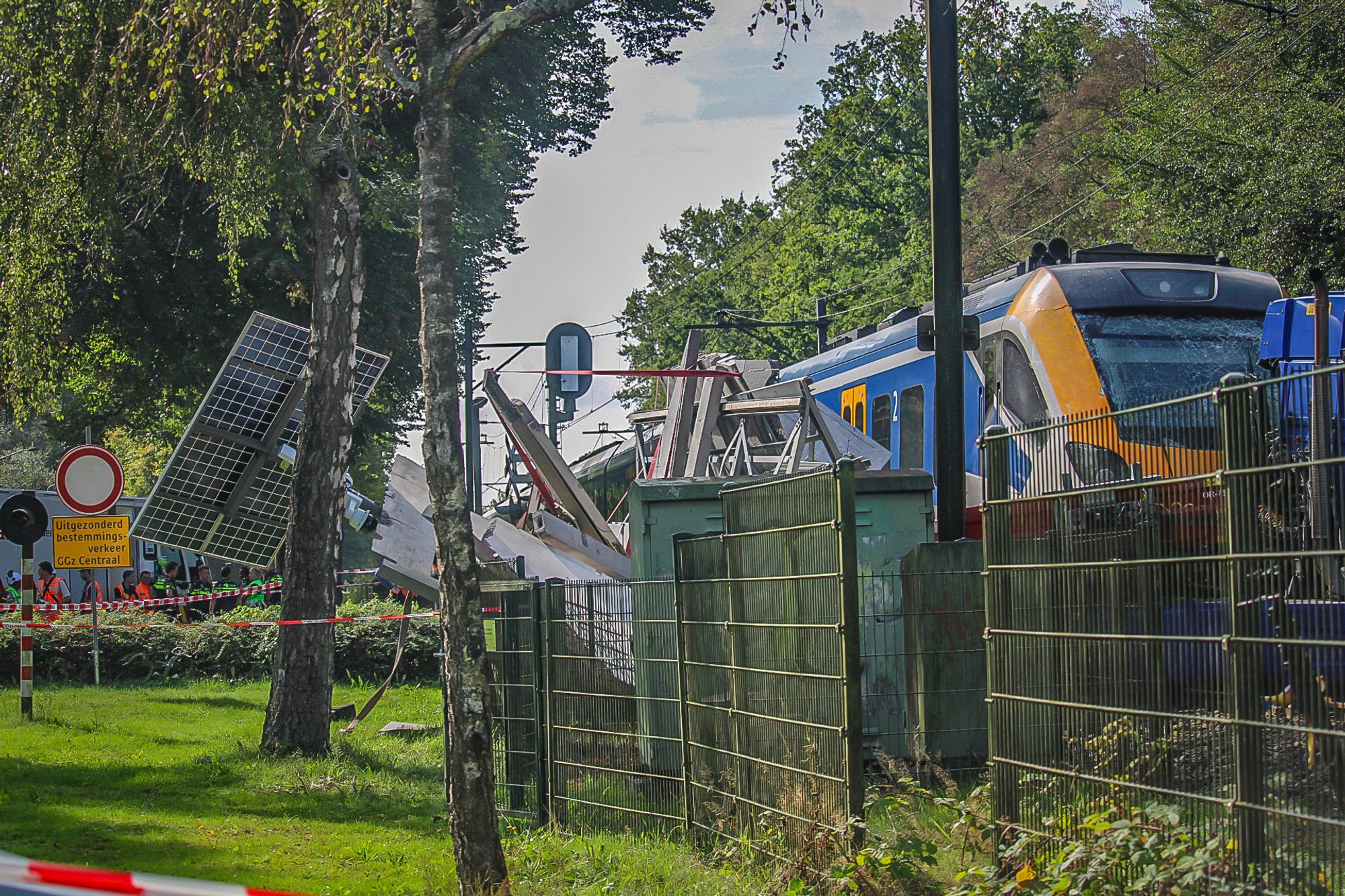 Trein botst op vrachtwagen bij Ermelo, treinverkeer rest van de dag stil