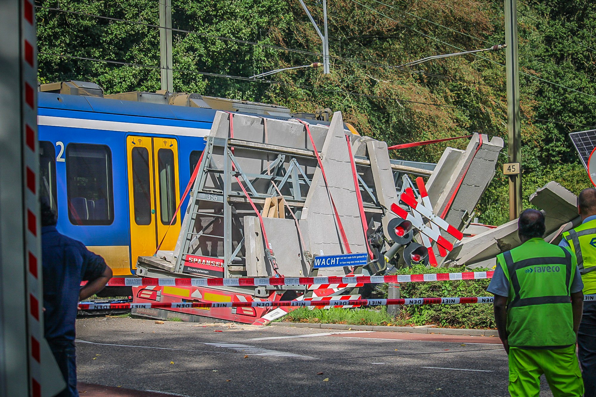 Trein botst op vrachtwagen bij Ermelo, treinverkeer rest van de dag stil