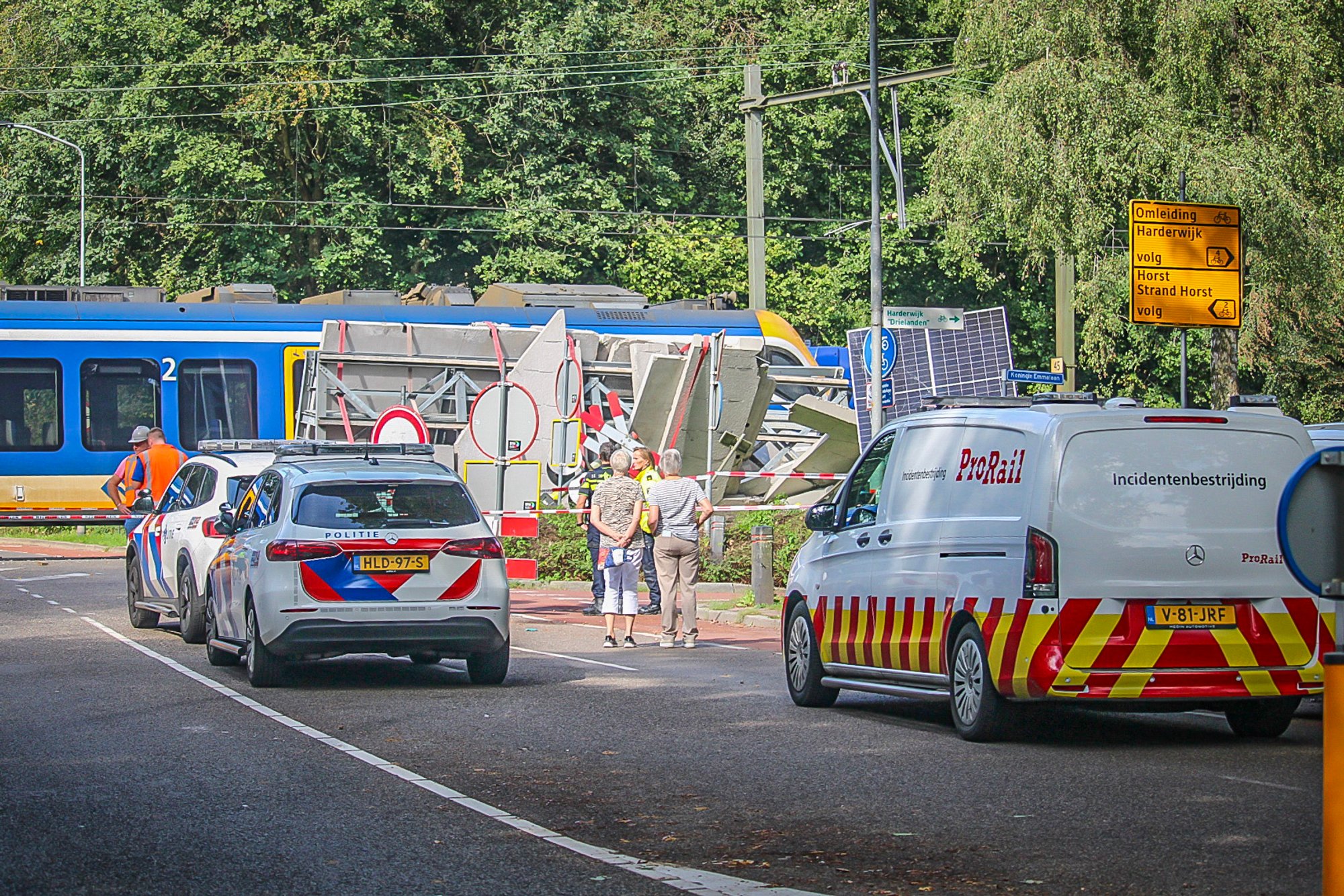 Trein botst op vrachtwagen bij Ermelo, treinverkeer rest van de dag stil