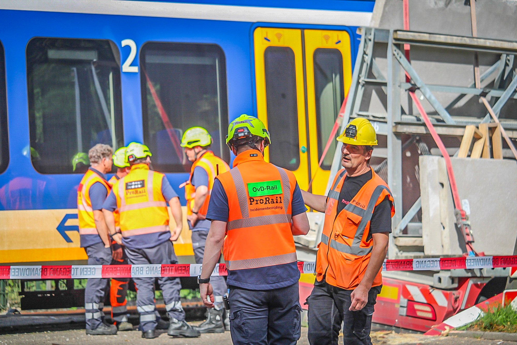 Trein botst op vrachtwagen bij Ermelo, treinverkeer rest van de dag stil