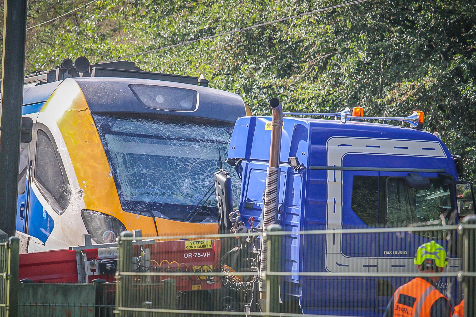 Trein botst op vrachtwagen bij Ermelo, treinverkeer rest van de dag stil