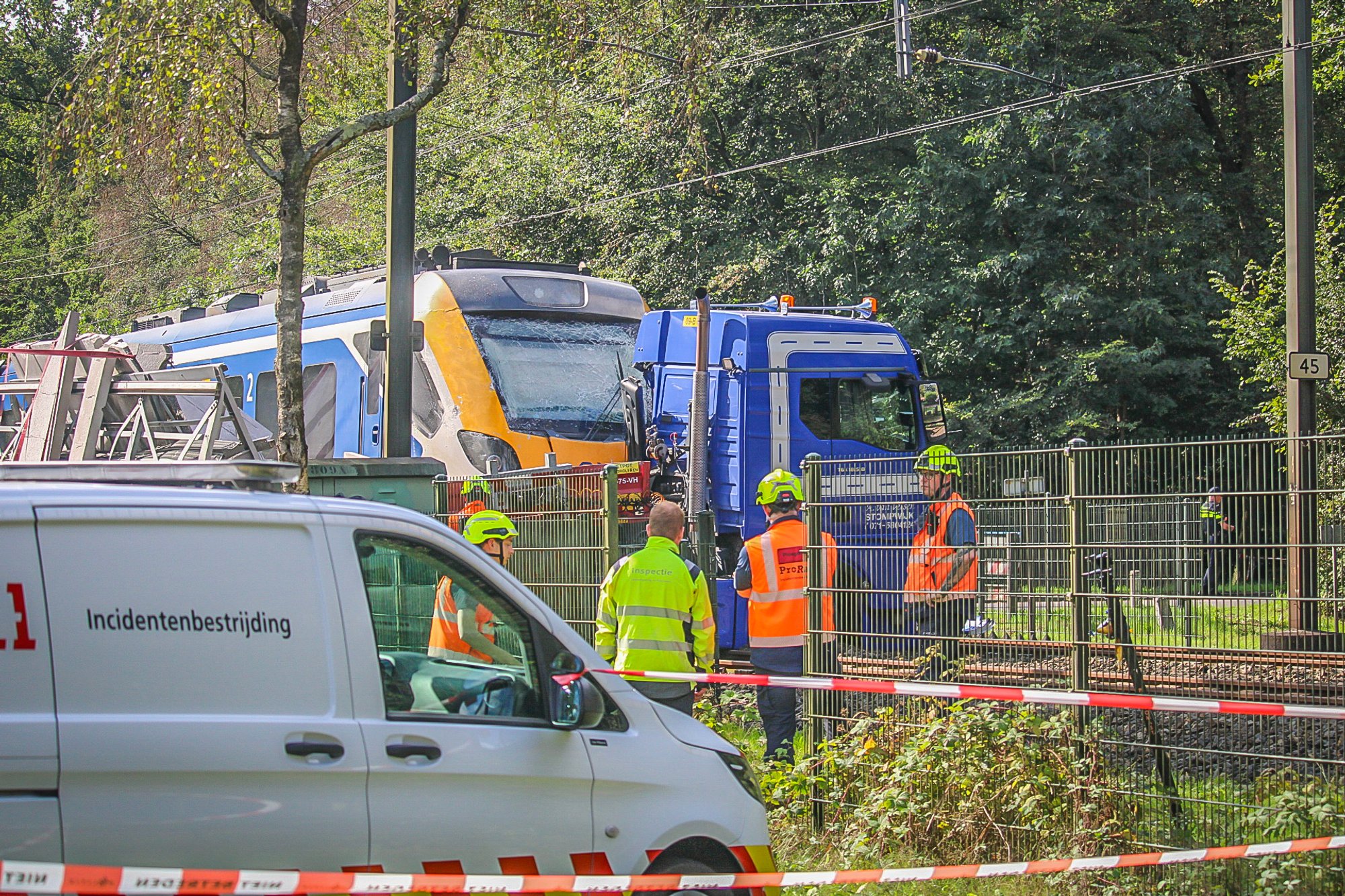 Trein botst op vrachtwagen bij Ermelo, treinverkeer rest van de dag stil