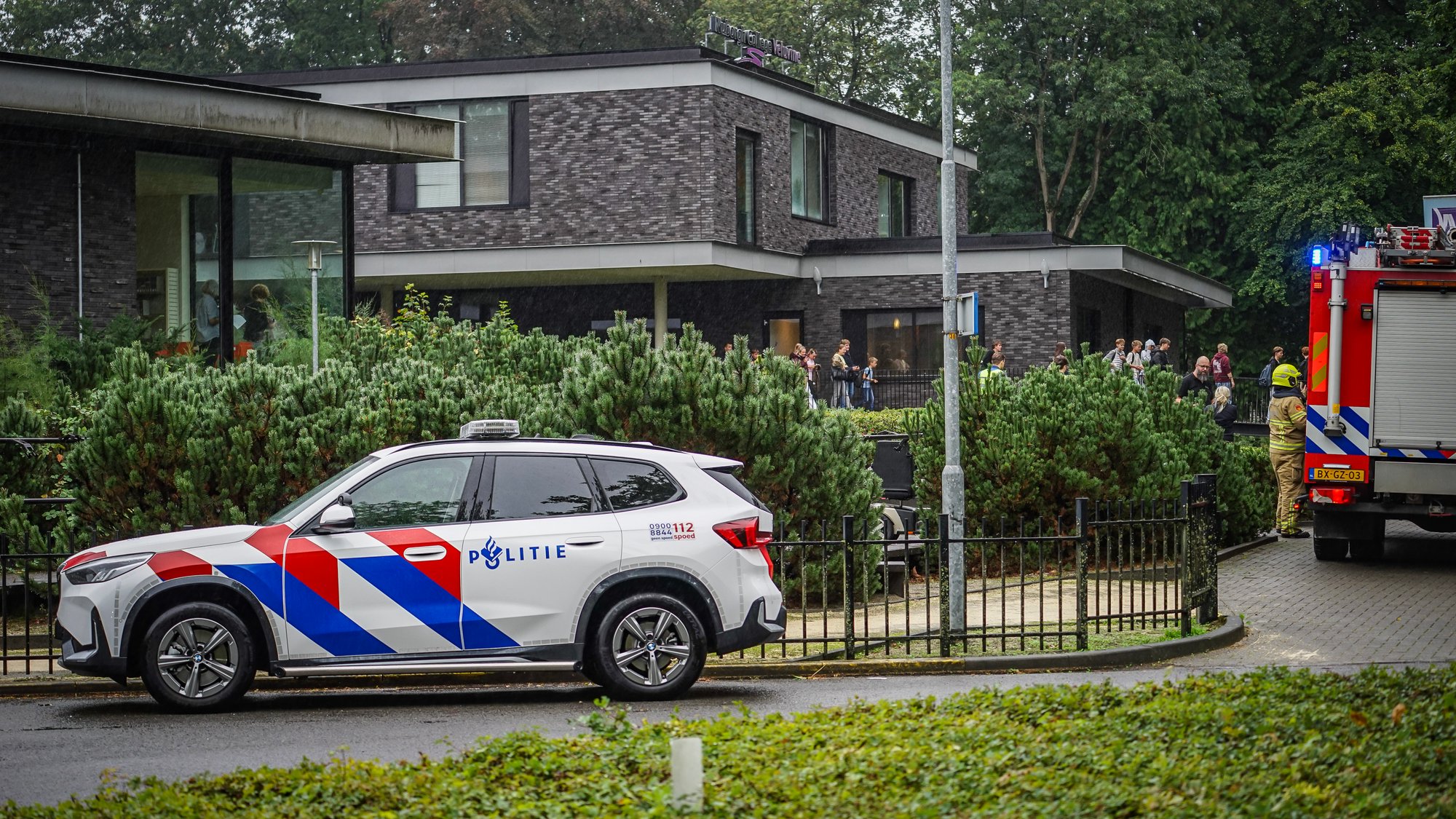 Twee personen onwel bij school in Nunspeet