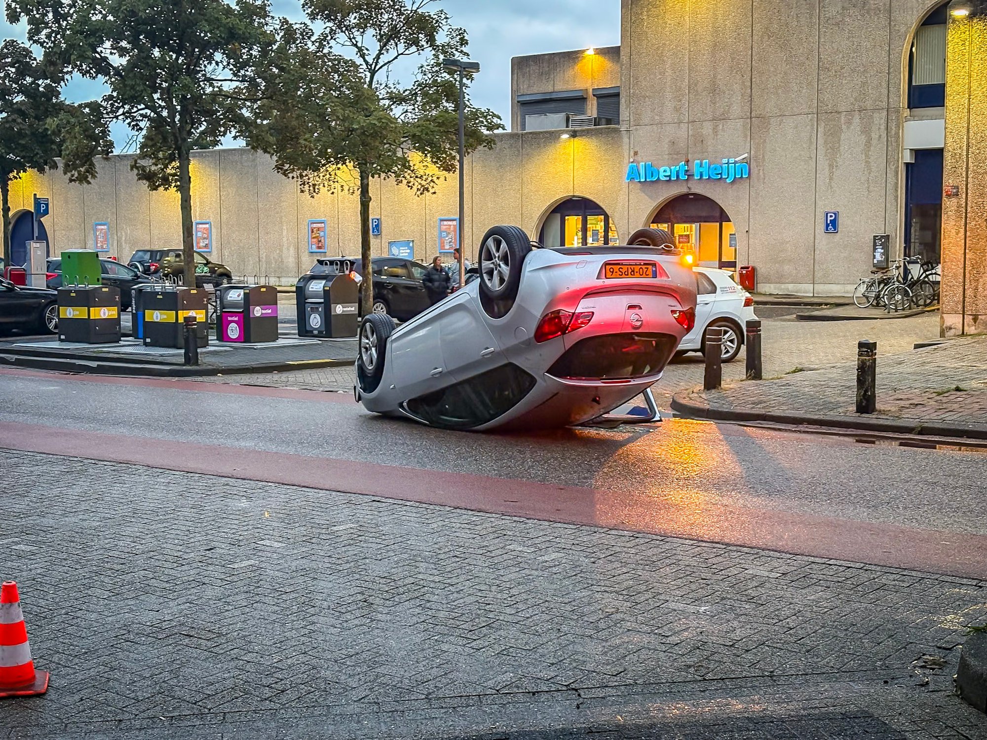Uitwijkmanoeuvre eindigt op dak op Agoraweg in Lelystad
