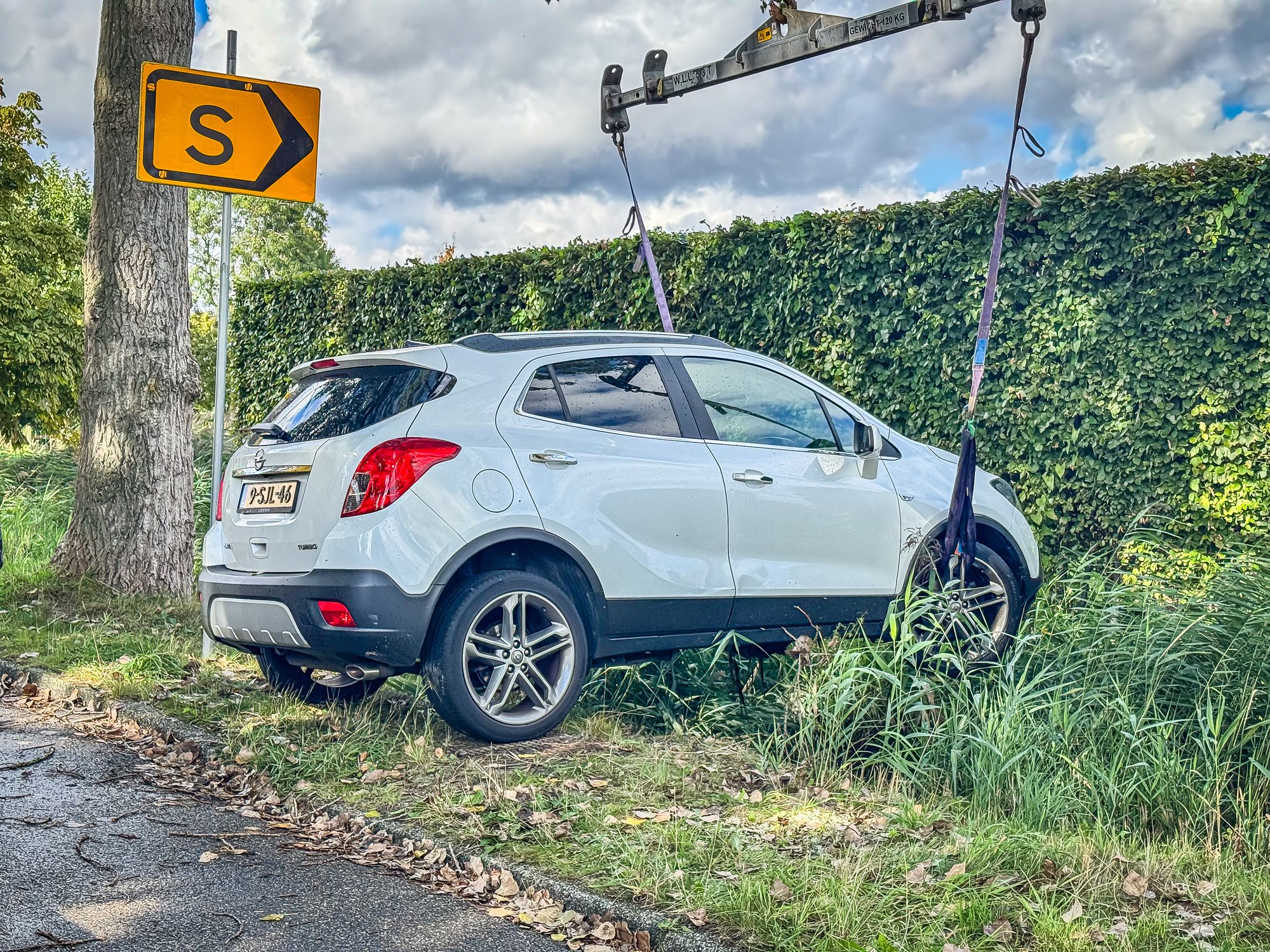Voertuig belandt in sloot aan Oostermeerweg in Amstelveen