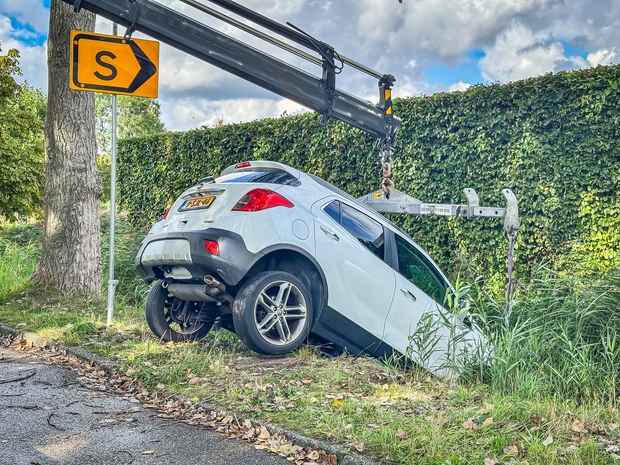 Voertuig belandt in sloot aan Oostermeerweg in Amstelveen