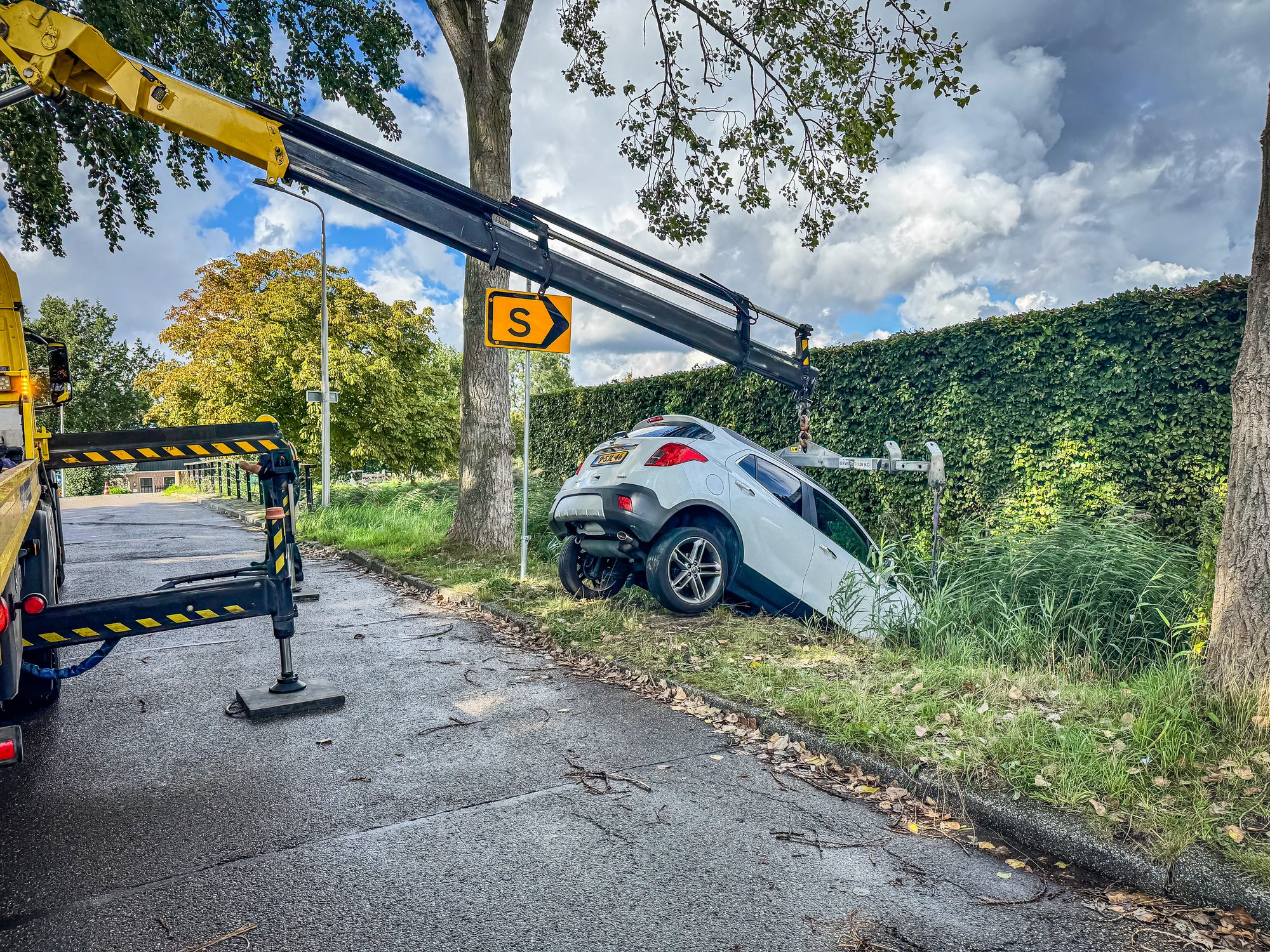 Voertuig belandt in sloot aan Oostermeerweg in Amstelveen