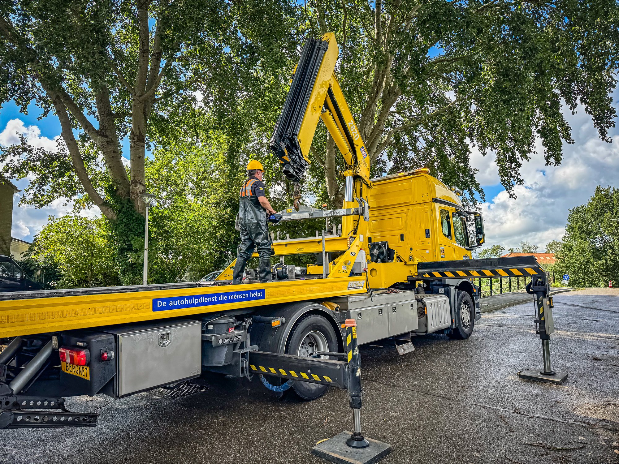 Voertuig belandt in sloot aan Oostermeerweg in Amstelveen
