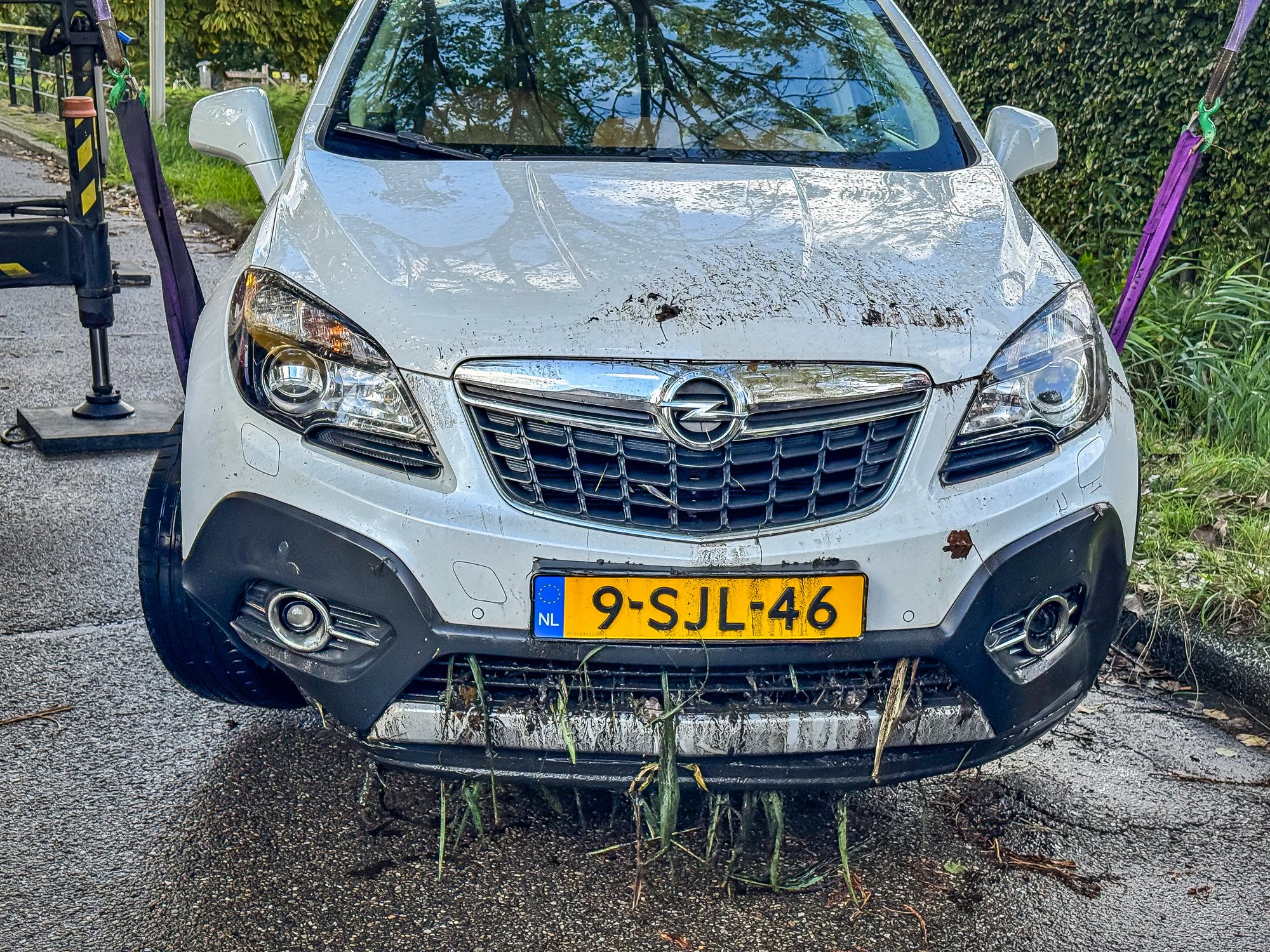 Voertuig belandt in sloot aan Oostermeerweg in Amstelveen