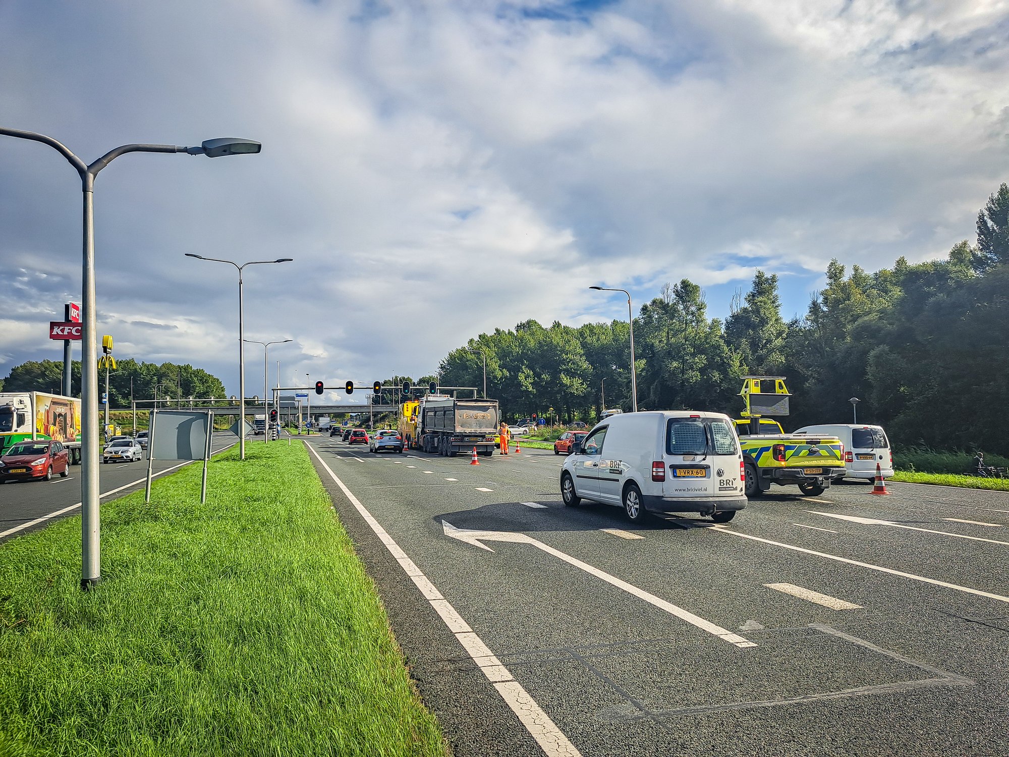 Vrachtwagen met pech zorgt voor hinder op Larserdreef in Lelystad