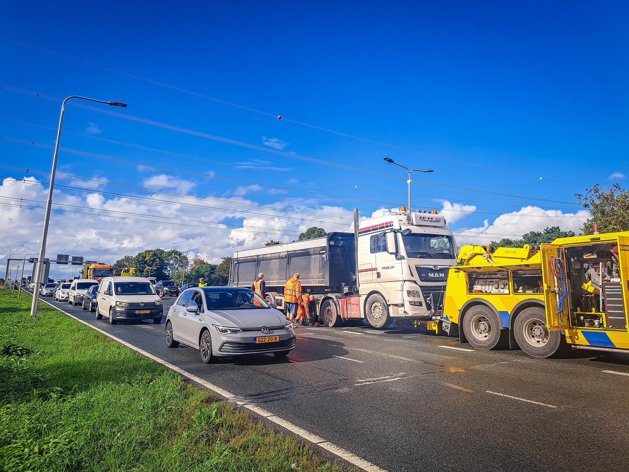 Vrachtwagen met pech zorgt voor hinder op Larserdreef in Lelystad
