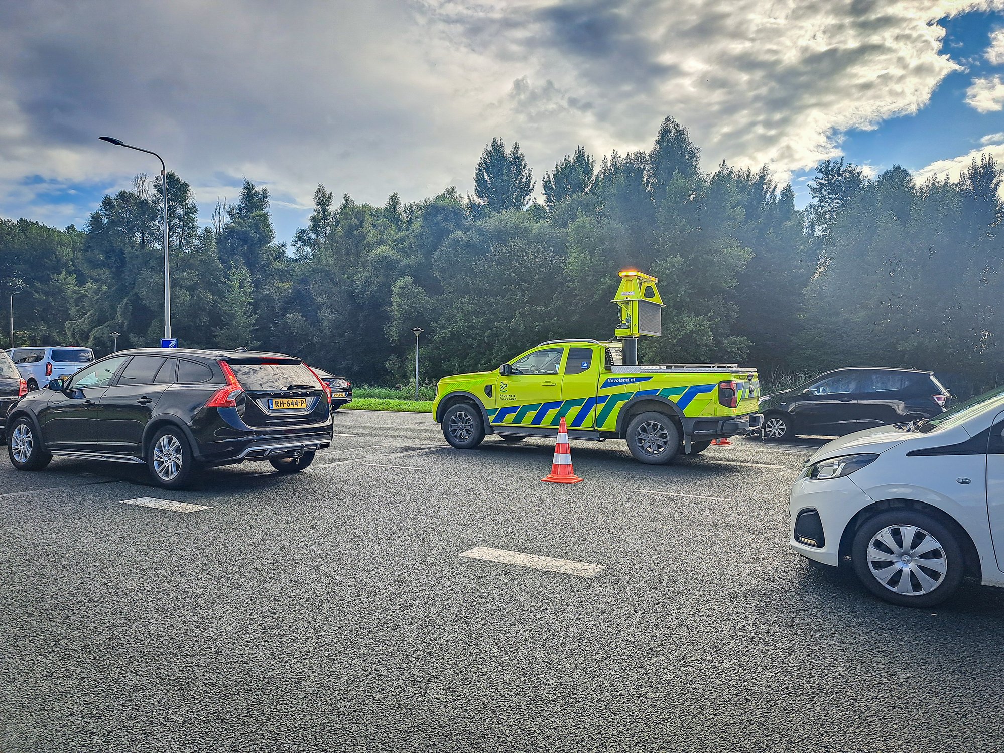 Vrachtwagen met pech zorgt voor hinder op Larserdreef in Lelystad