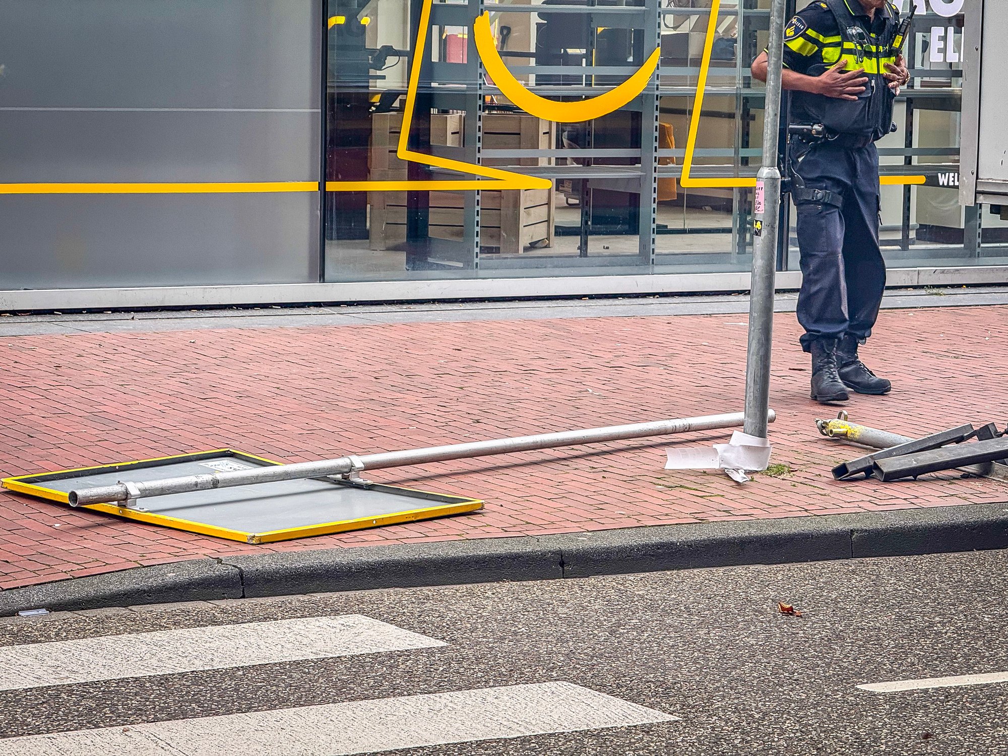 Vrachtwagen rijdt verkeersbord uit de grond in Amstelveen