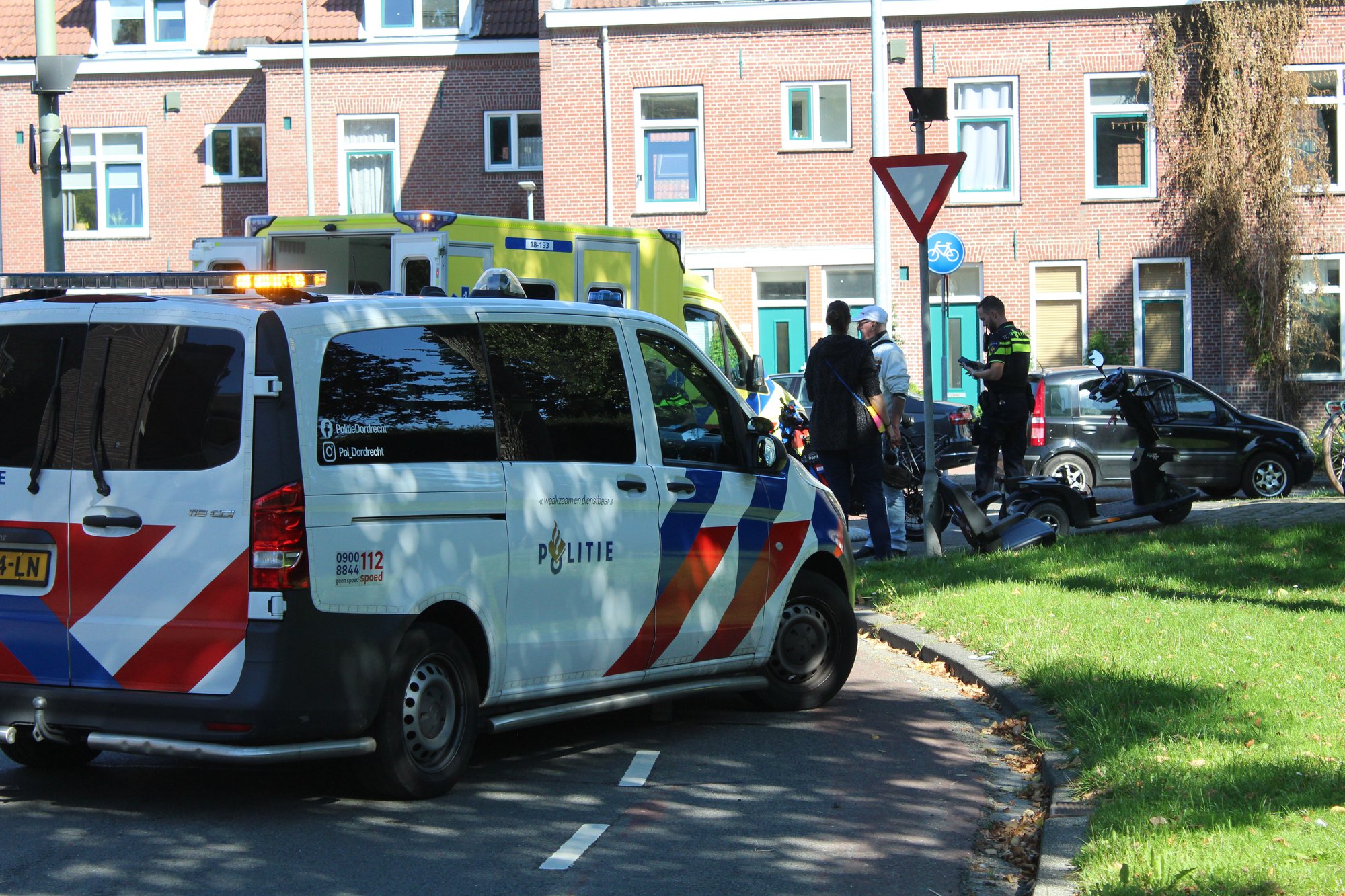 Vrouw lichtgewond na val uit scootmobiel in Dordrecht
