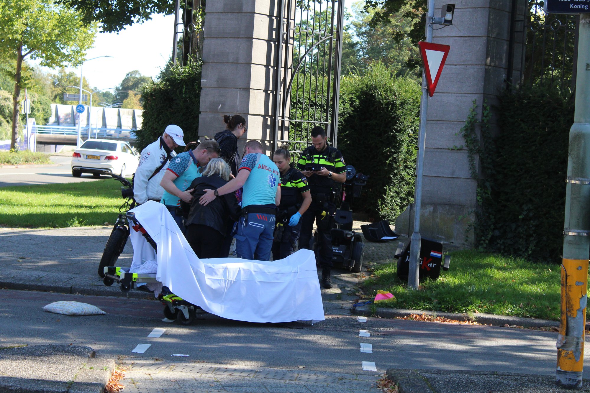 Vrouw lichtgewond na val uit scootmobiel in Dordrecht
