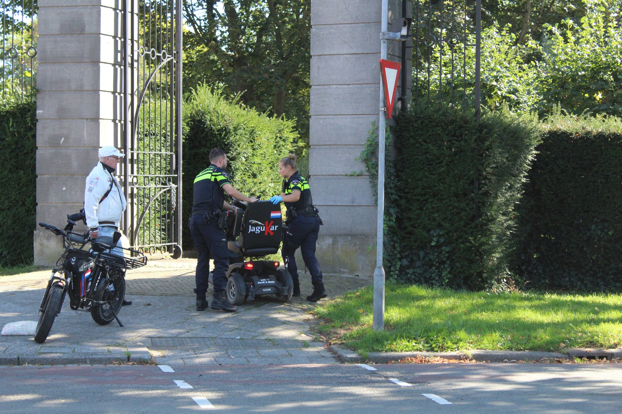 Vrouw lichtgewond na val uit scootmobiel in Dordrecht