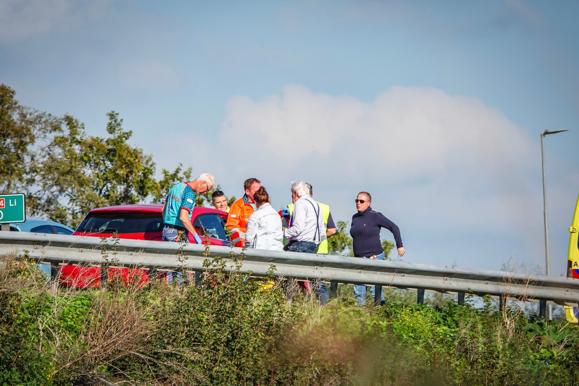 Auto betrokken bij ongeval op A44 bij Abbenes, flinke file