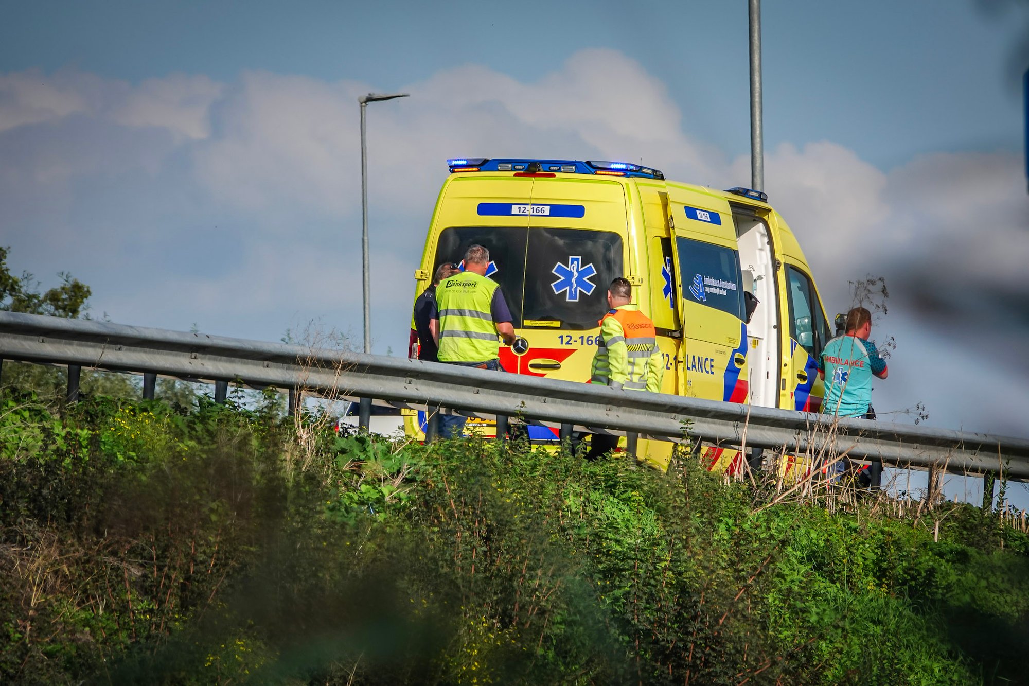 Auto betrokken bij ongeval op A44 bij Abbenes, flinke file