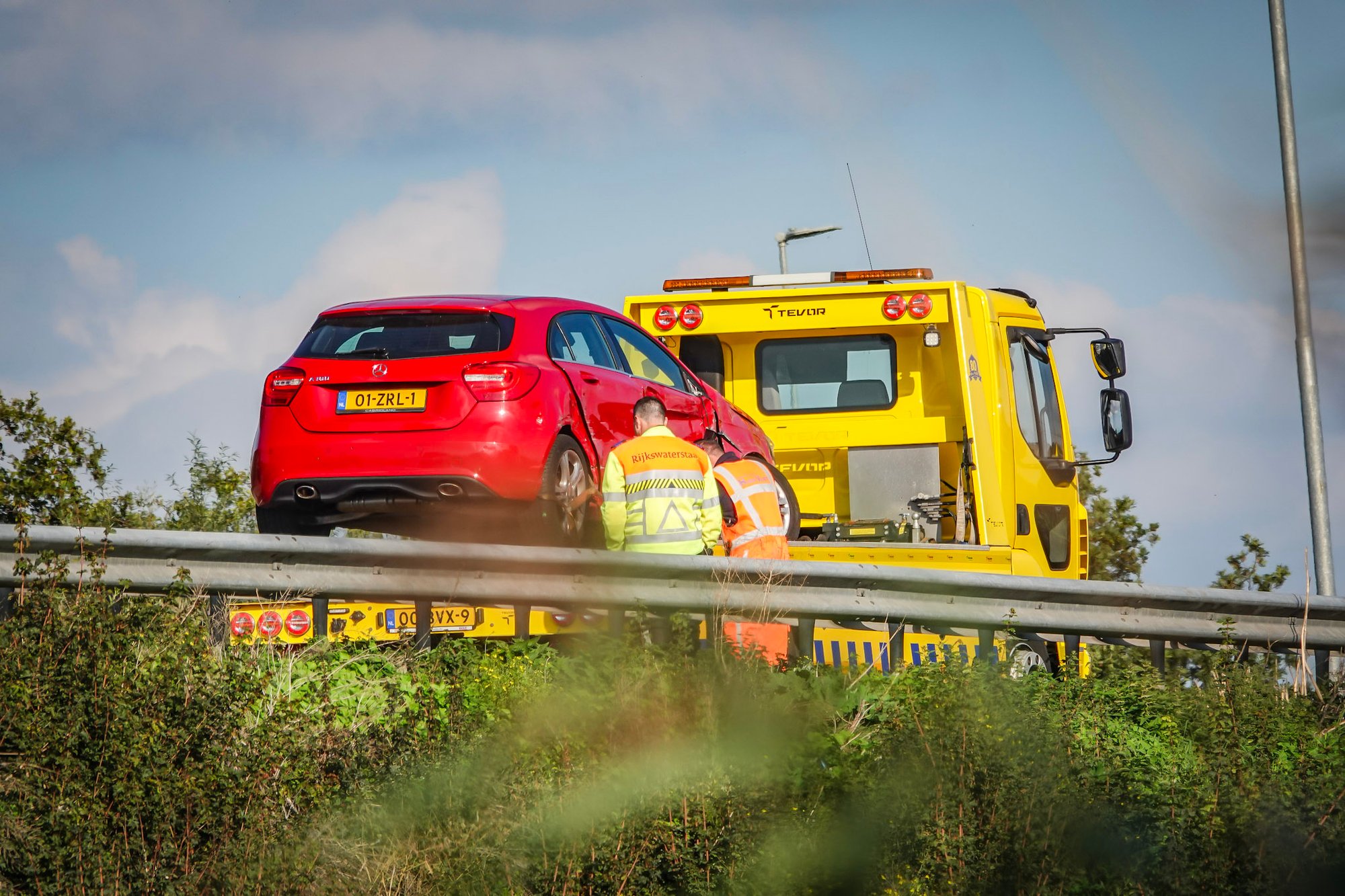 Auto betrokken bij ongeval op A44 bij Abbenes, flinke file