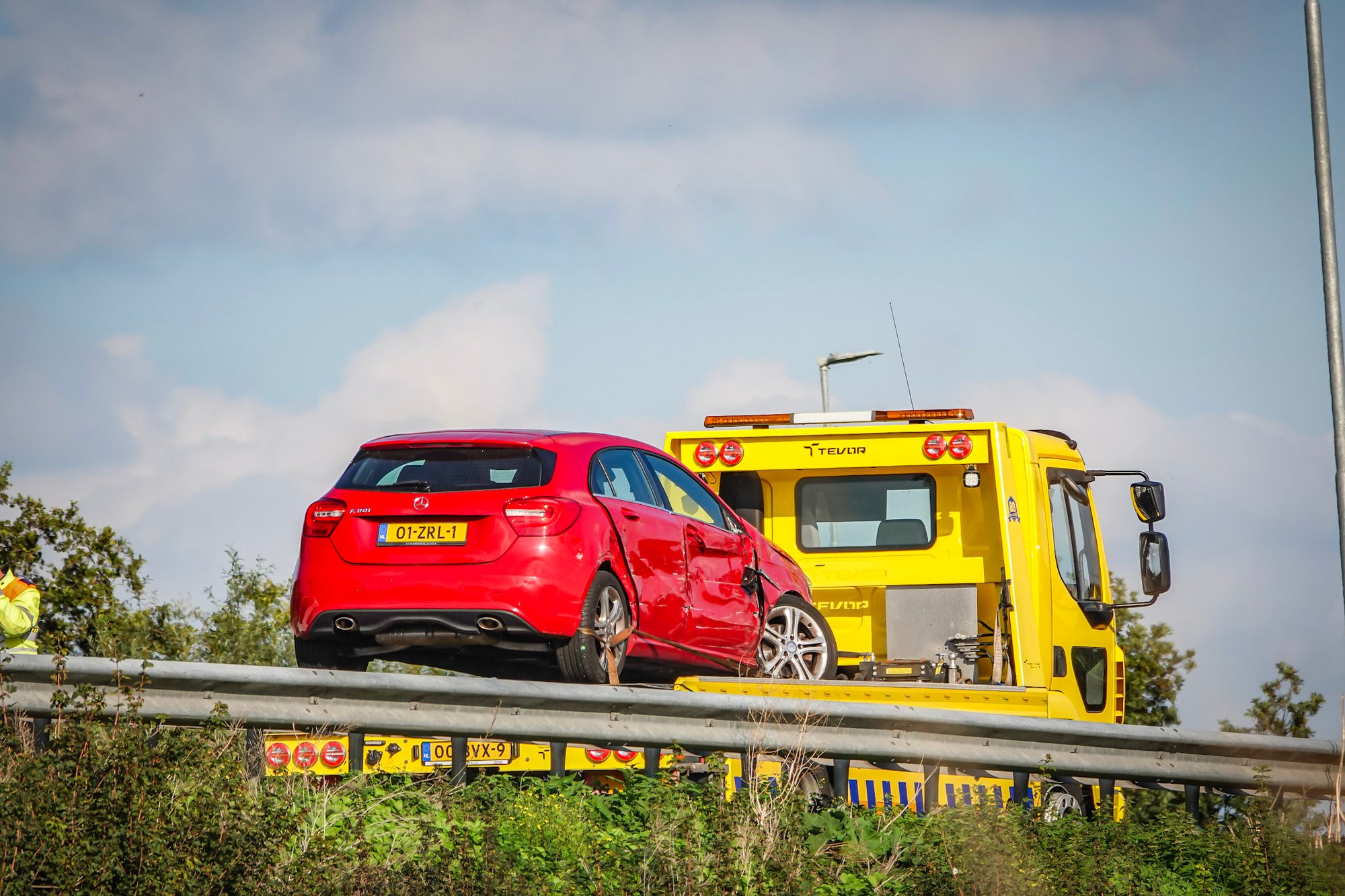 Auto betrokken bij ongeval op A44 bij Abbenes, flinke file
