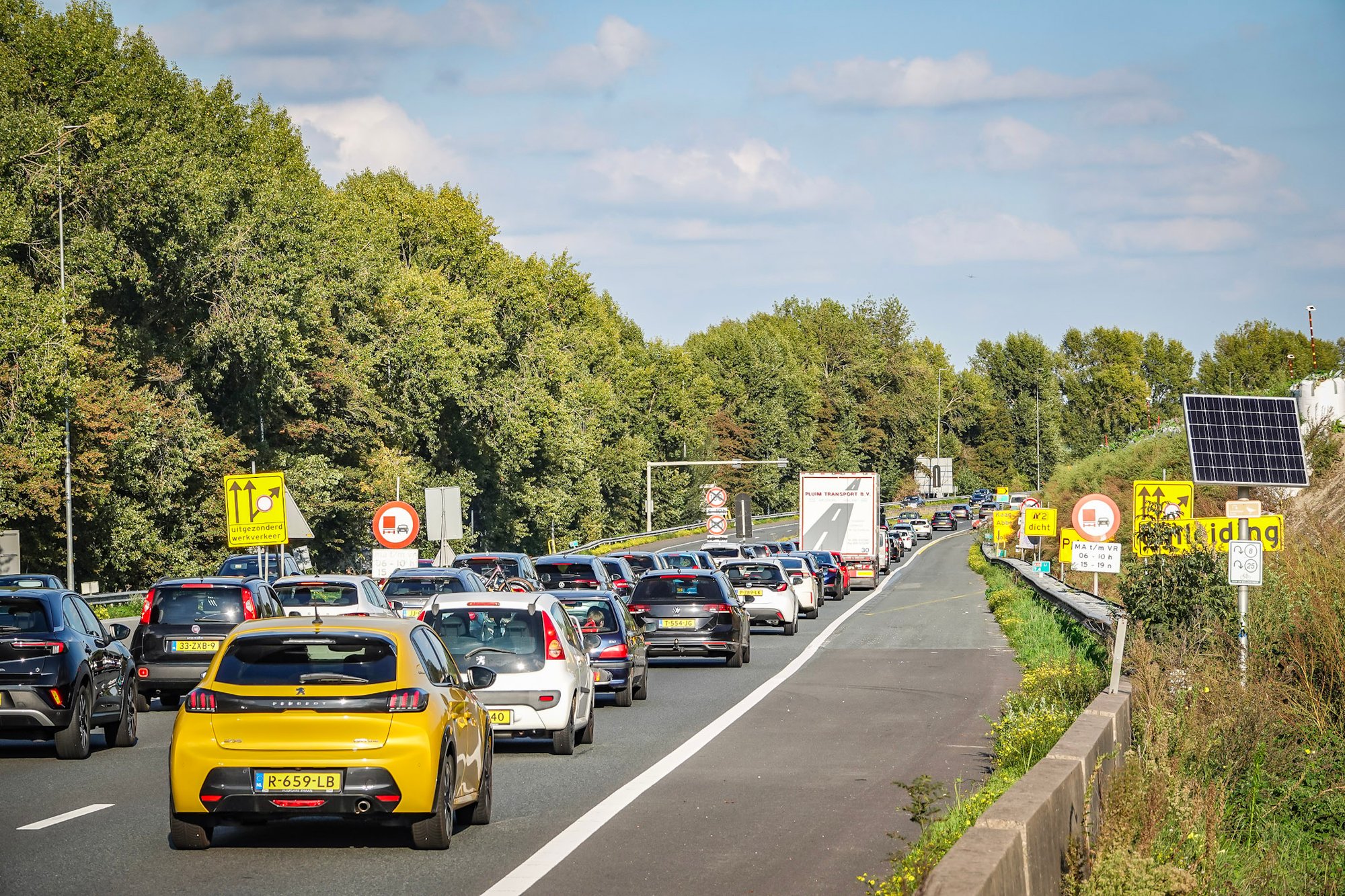 Auto betrokken bij ongeval op A44 bij Abbenes, flinke file