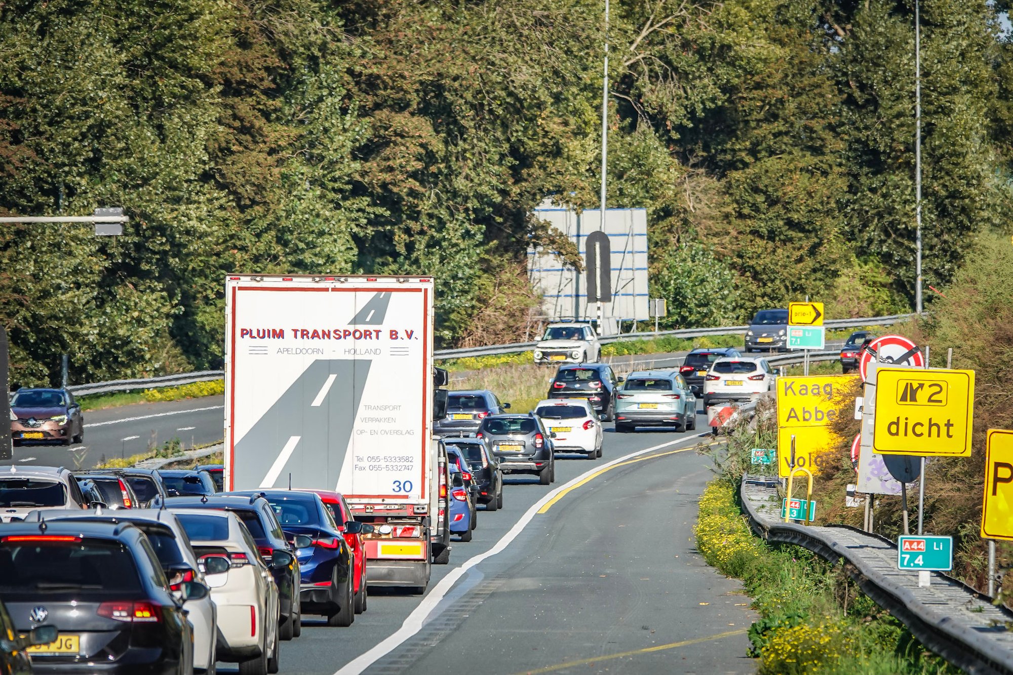 Auto betrokken bij ongeval op A44 bij Abbenes, flinke file