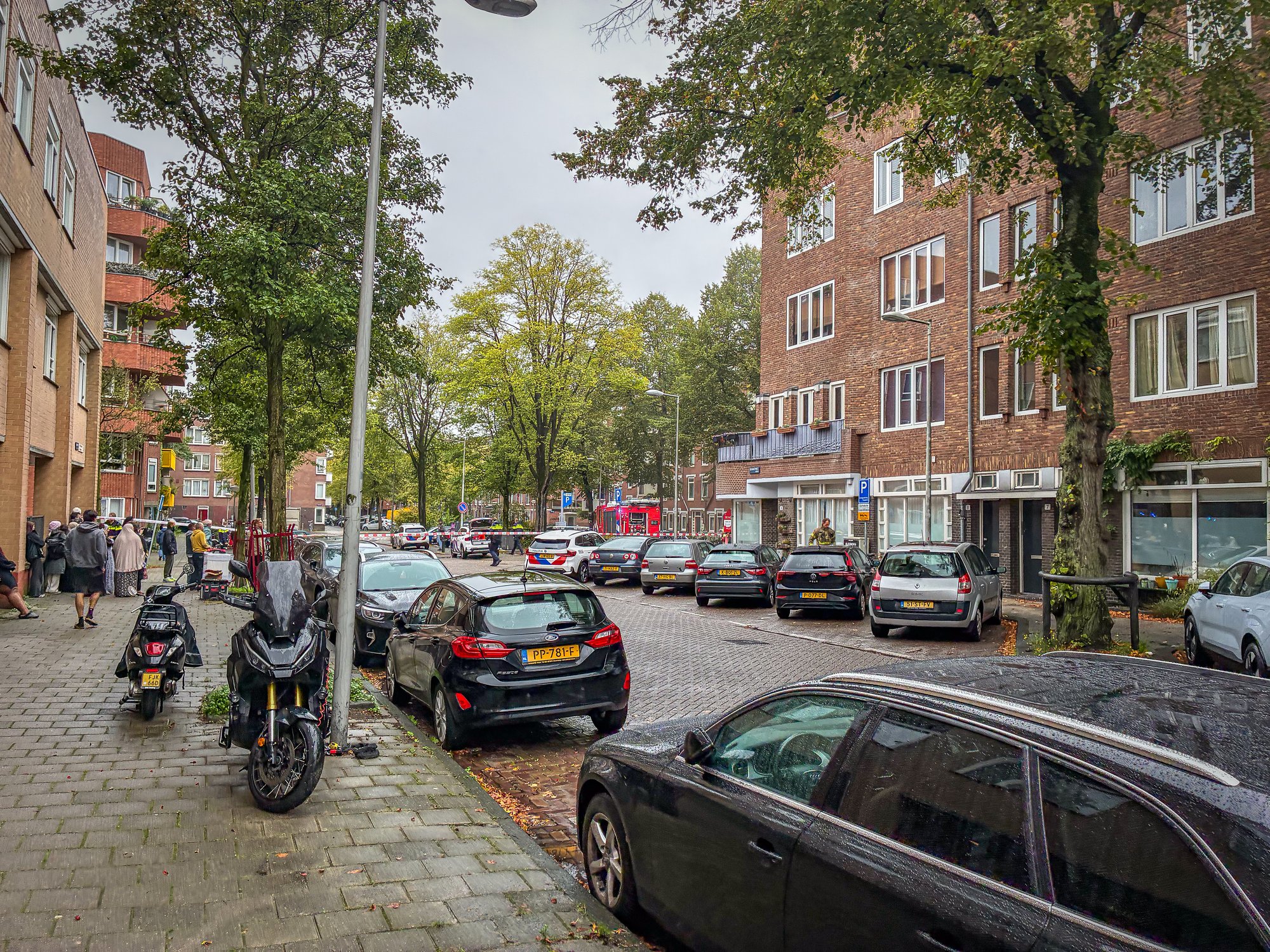 Brandweer uitgerukt voor woningbrand aan Ternatestraat in Amsterdam