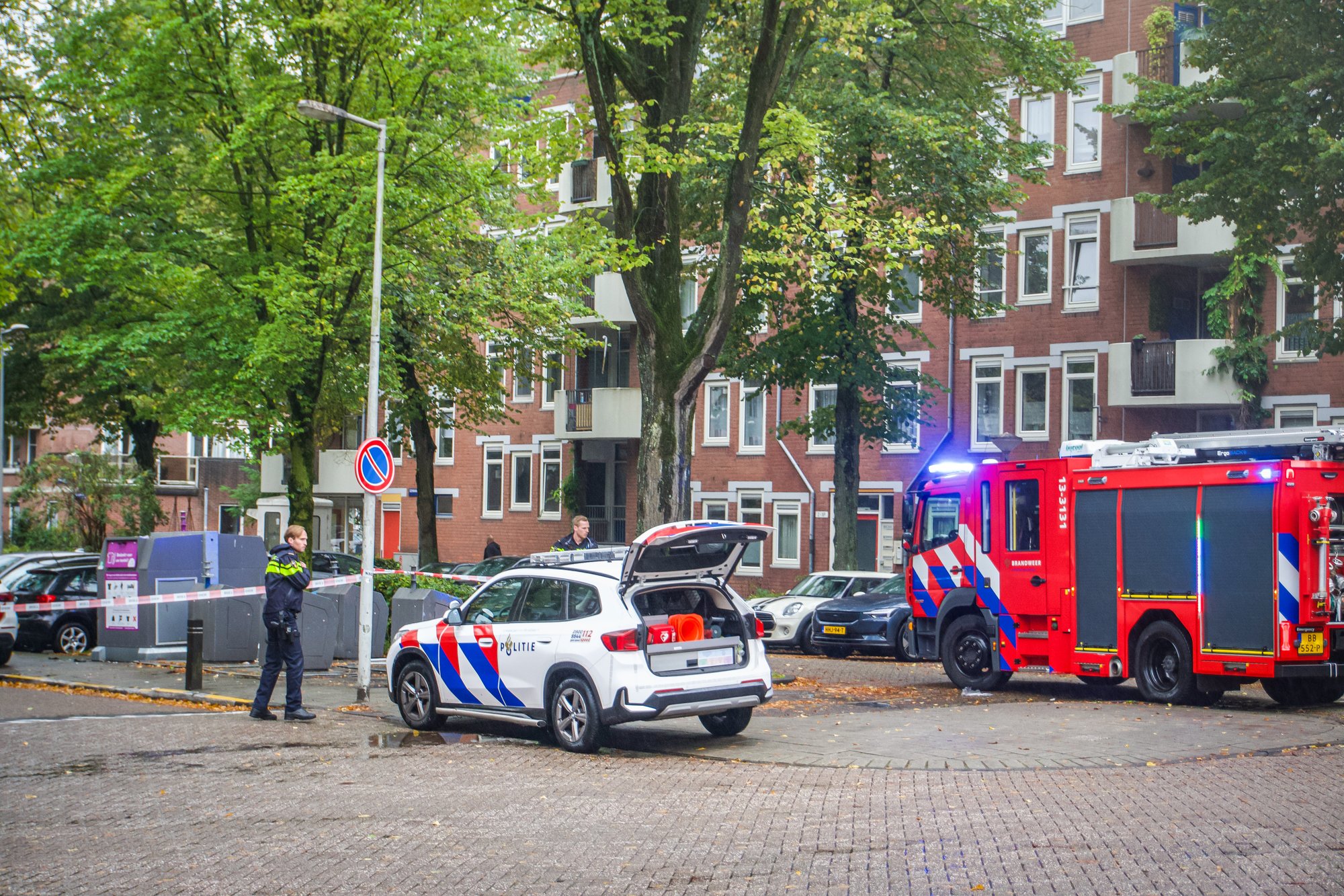 Brandweer uitgerukt voor woningbrand aan Ternatestraat in Amsterdam