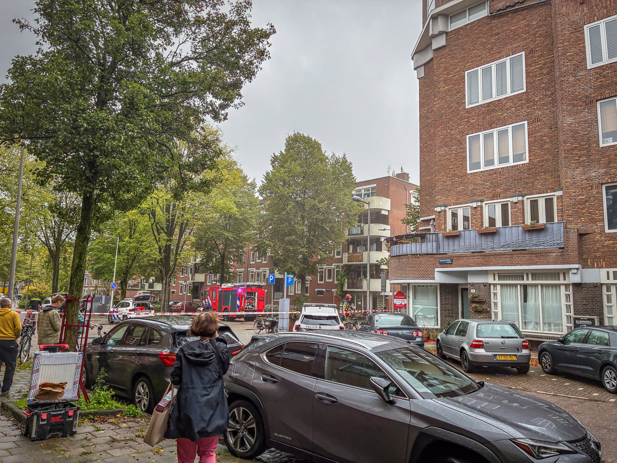 Brandweer uitgerukt voor woningbrand aan Ternatestraat in Amsterdam