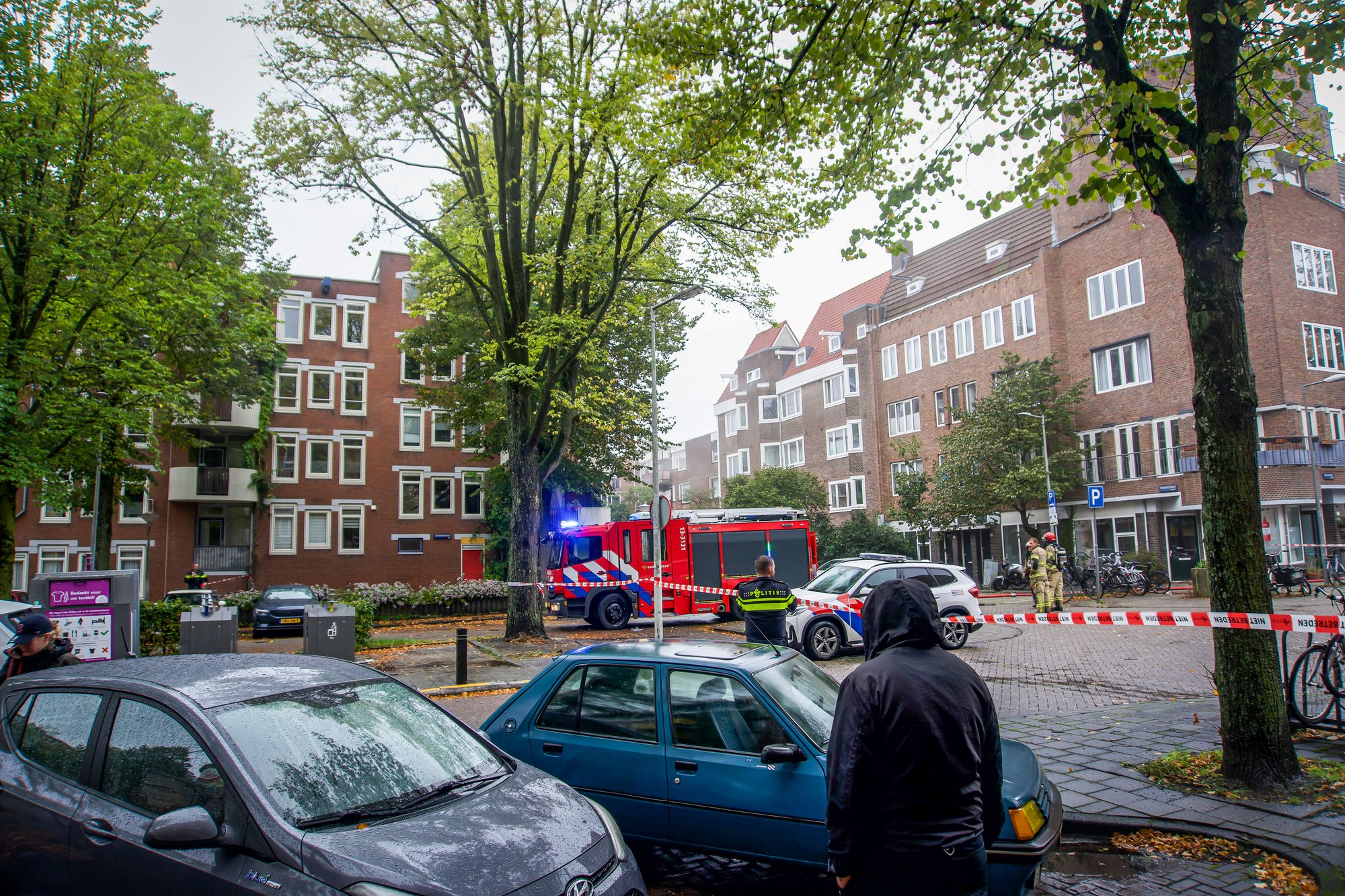 Brandweer uitgerukt voor woningbrand aan Ternatestraat in Amsterdam