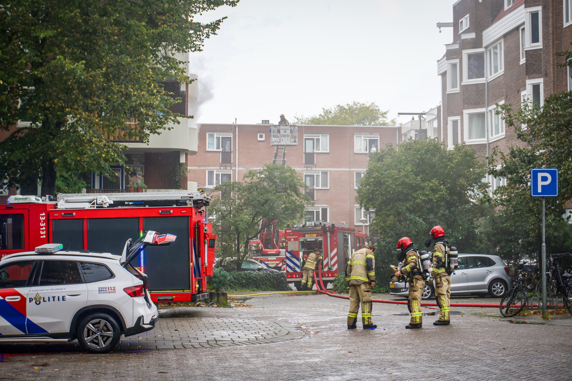 Brandweer uitgerukt voor woningbrand aan Ternatestraat in Amsterdam